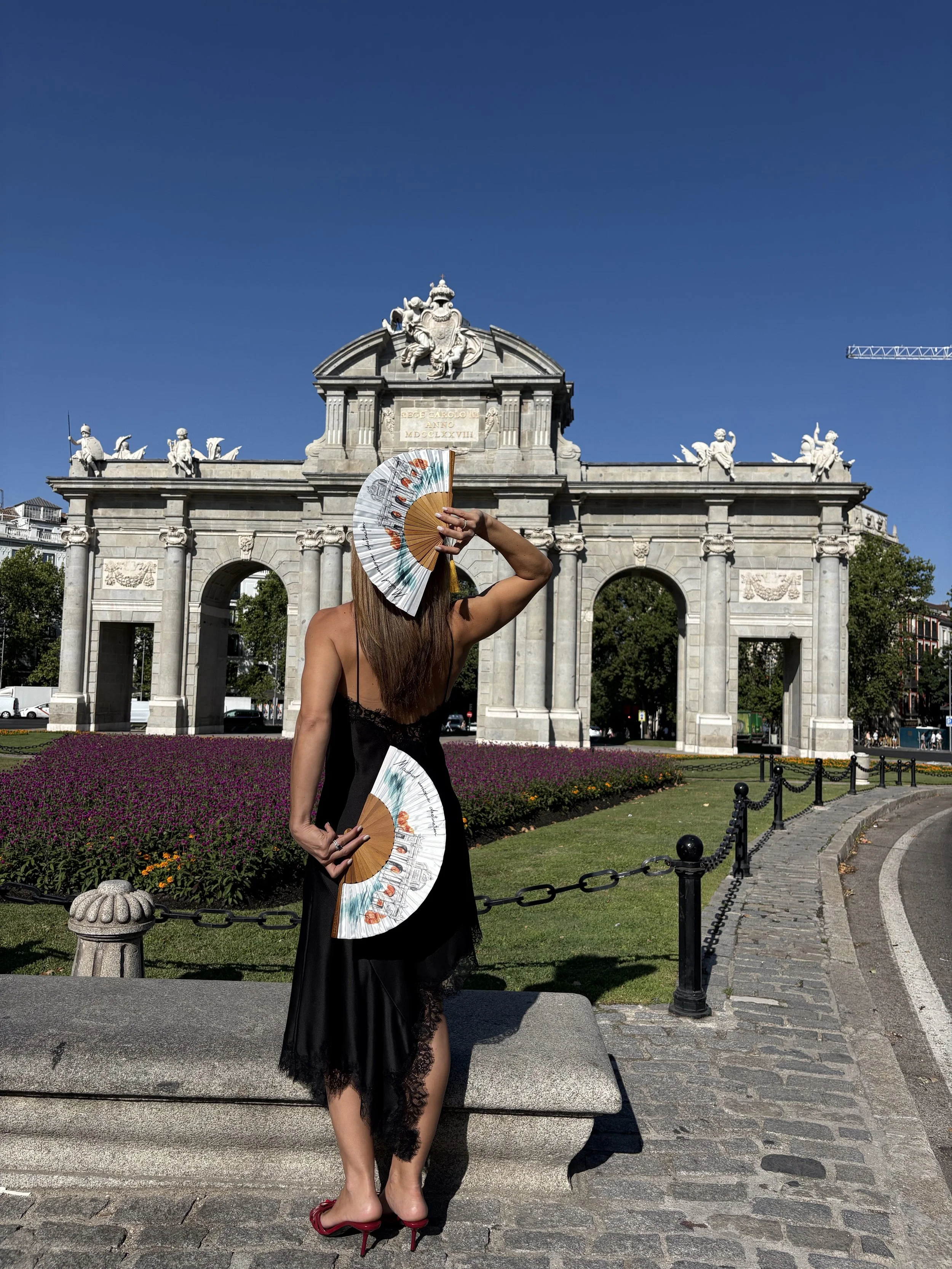 Abanico de diseño exclusivo de Island Whisper, pintado y dibujado a mano por la artista española Mónica Rodríguez.
Su trabajo la posiciona entre los mejores creadores de abanicos modernos en España, fusionando arte, moda y artesanía de lujo.Exclusive