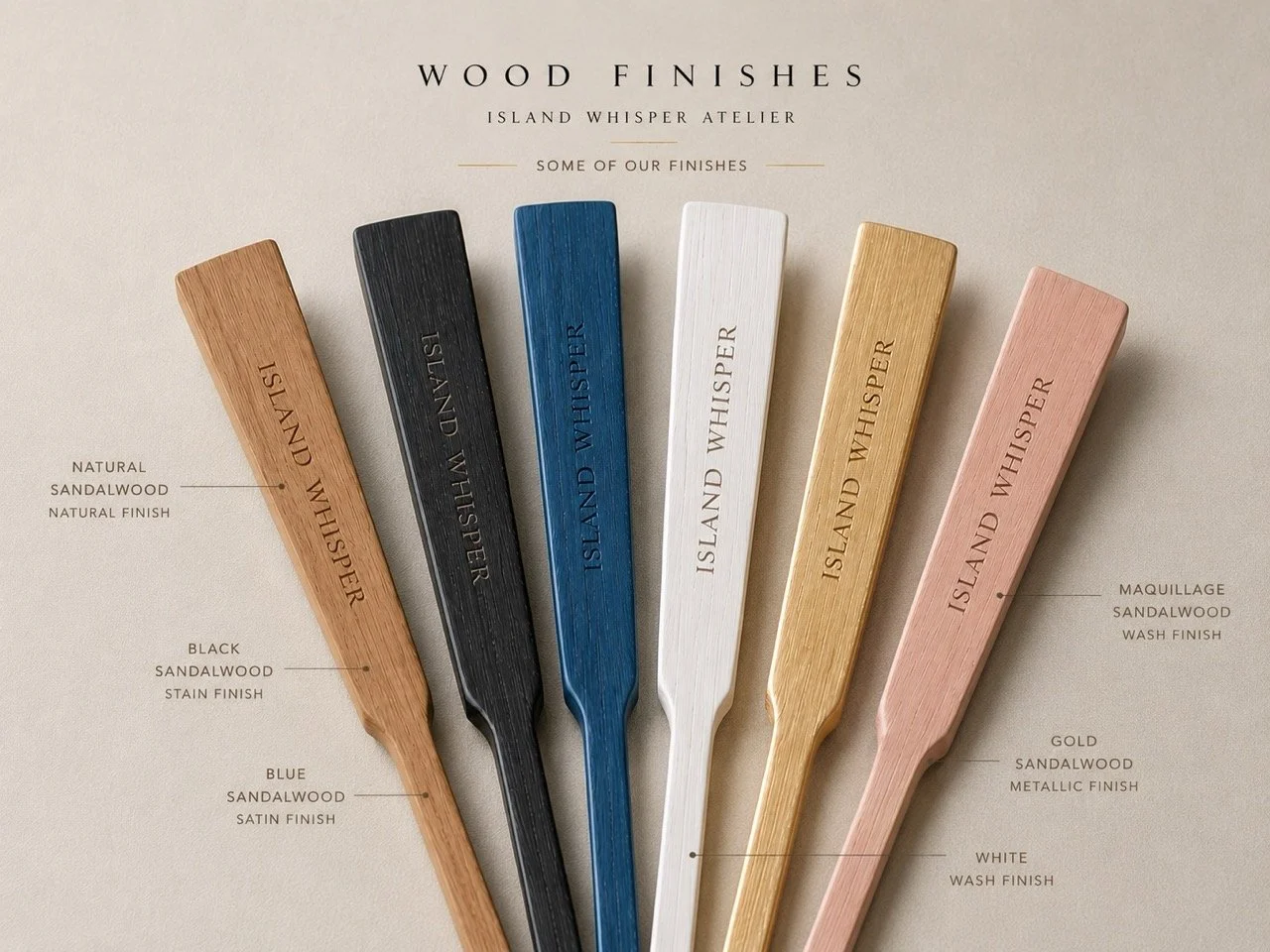 Acabados de madera para abanicos de lujo a medida de Island Whisper Atelier, con veta natural y tonos en negro, azul, blanco, dorado y personalizados suaves, con grabado personalizado.