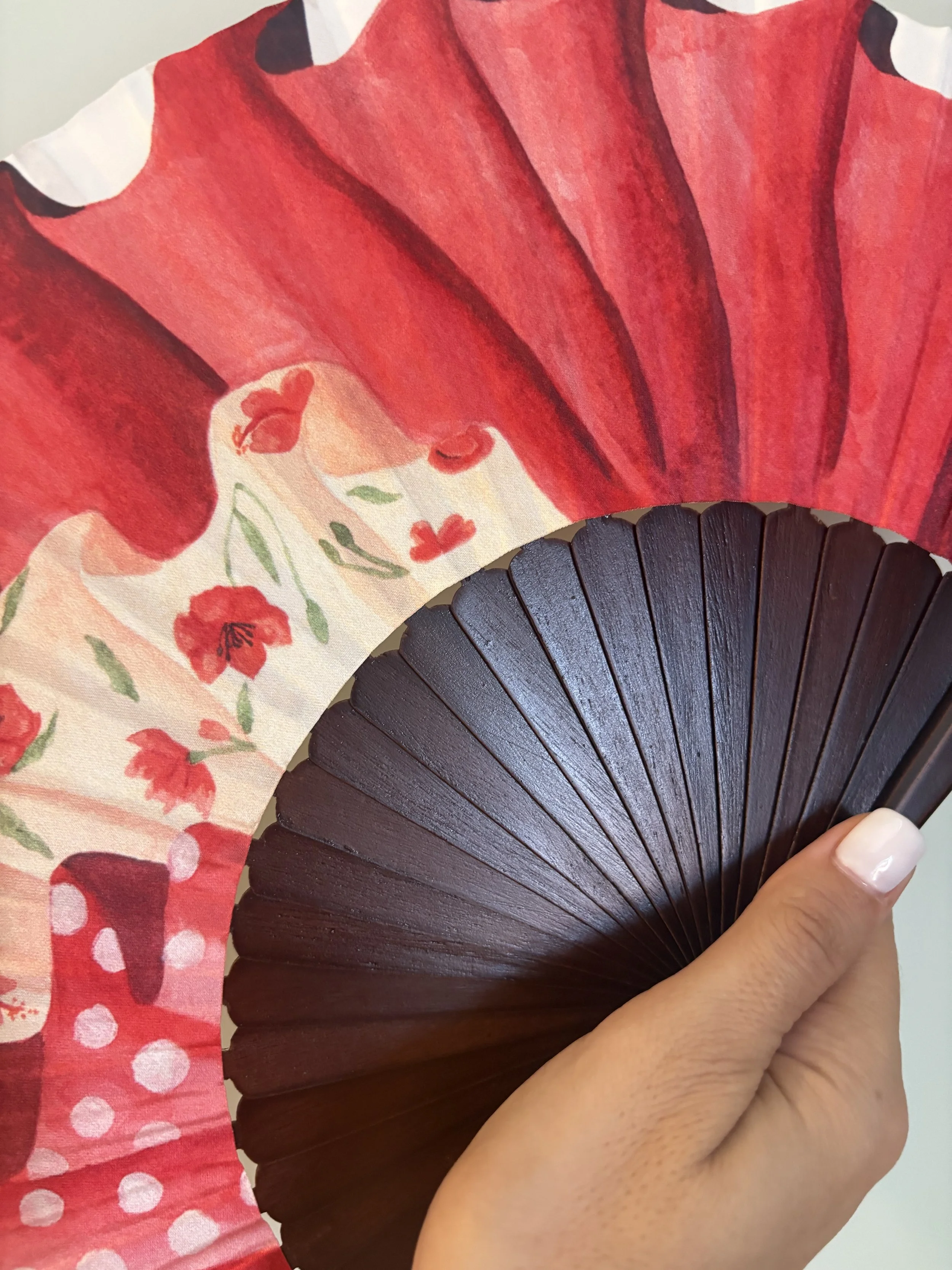 Abanico artesanal creado para TuriEspaña, inspirado en los tejidos tradicionales españoles usados en los trajes de flamenca. diseño pintado a mano, con detalle exquisito, este abanico de lujo combina elegancia cultural con refinada artesanía, ideal c