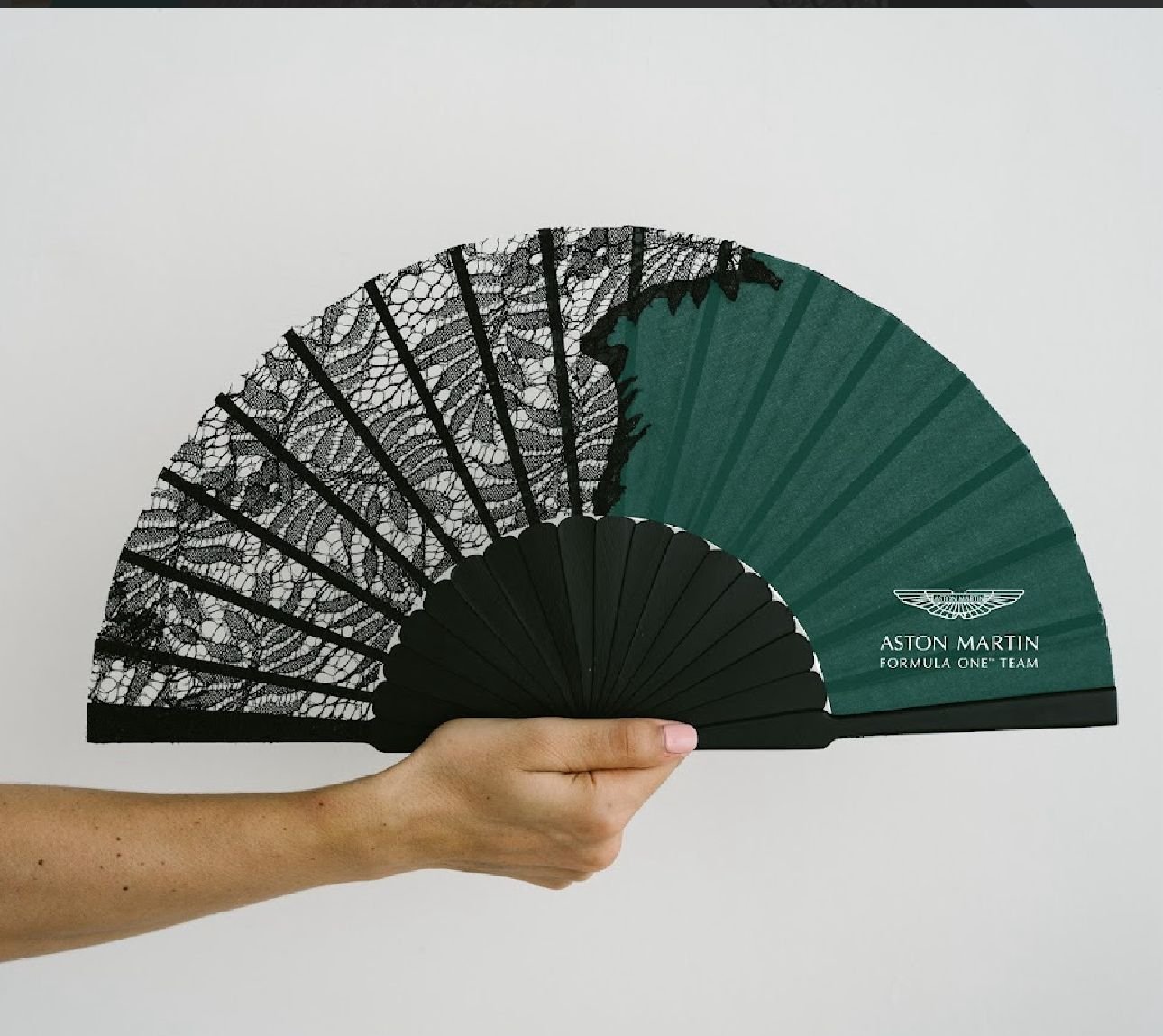 Abanicos Island Whisper: Abanicos con Alma, Diseños que Respiran Arte