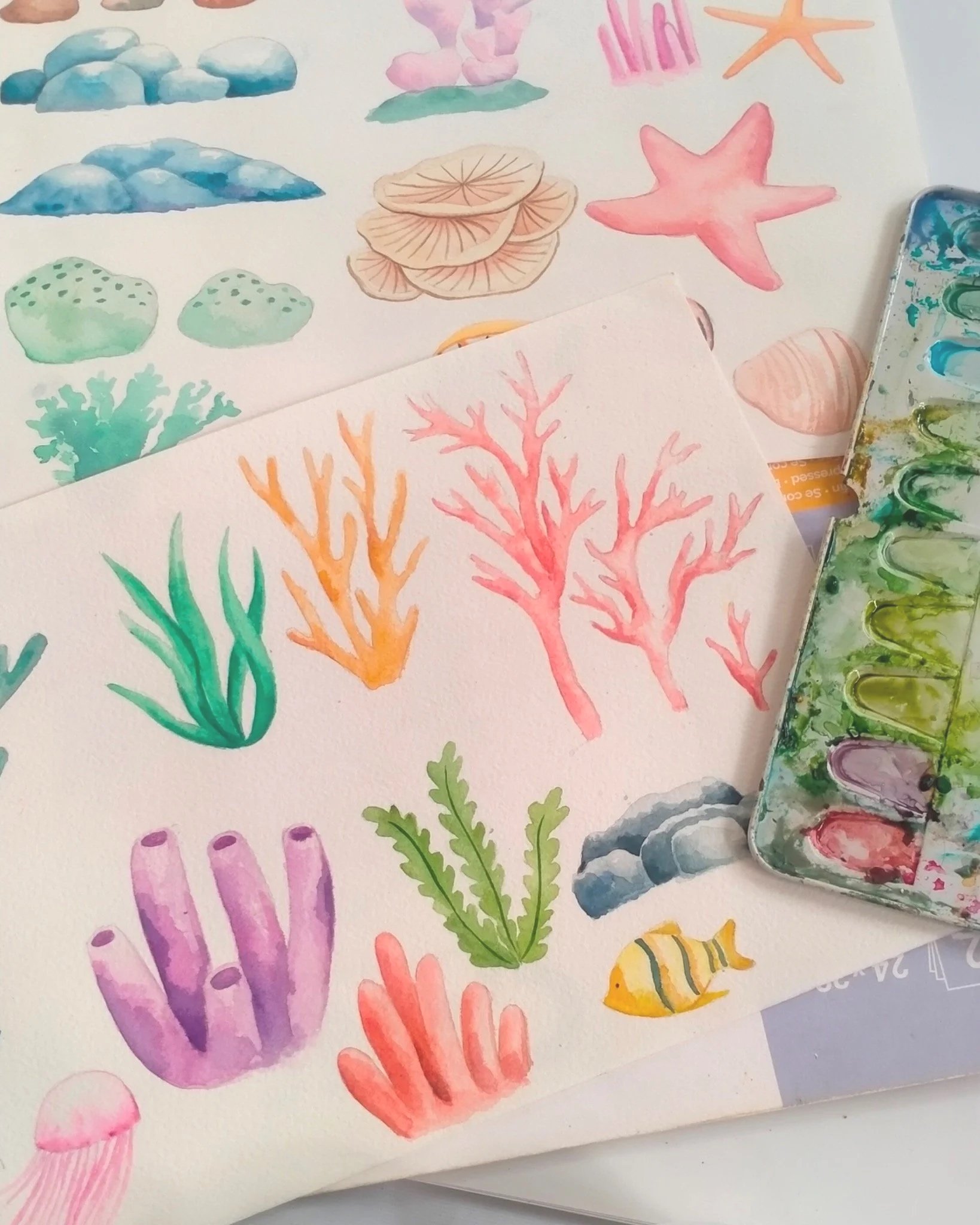 Acuarela original inspirada en arrecifes de coral, desarrollada como punto de partida para un abanico personalizado de Island Whisper Atelier.