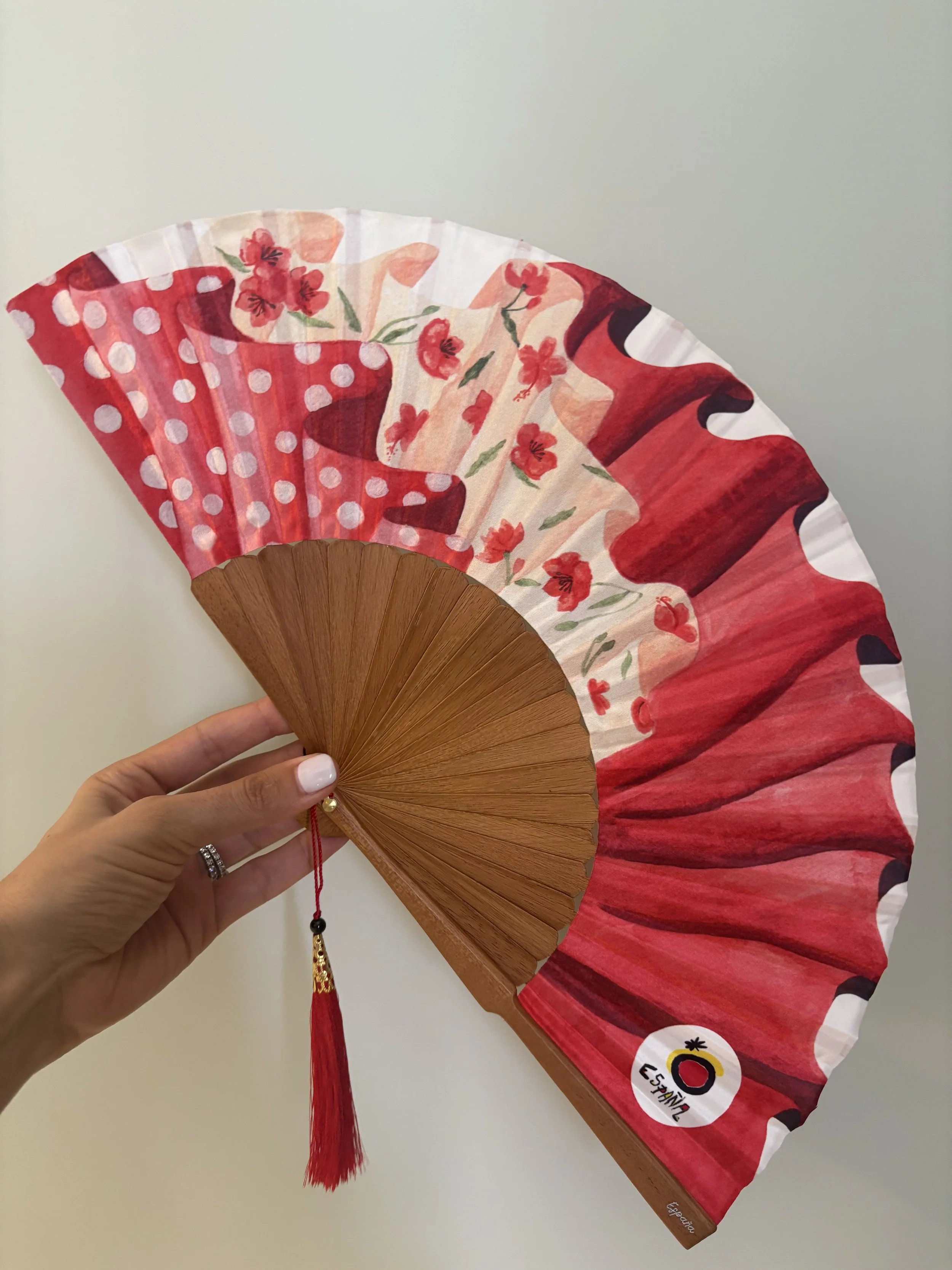 Abanico artesanal creado para TuriEspaña, inspirado en los tejidos tradicionales españoles usados en los trajes de flamenca. diseño pintado a mano, con detalle exquisito, este abanico de lujo combina elegancia cultural con refinada artesanía, ideal c