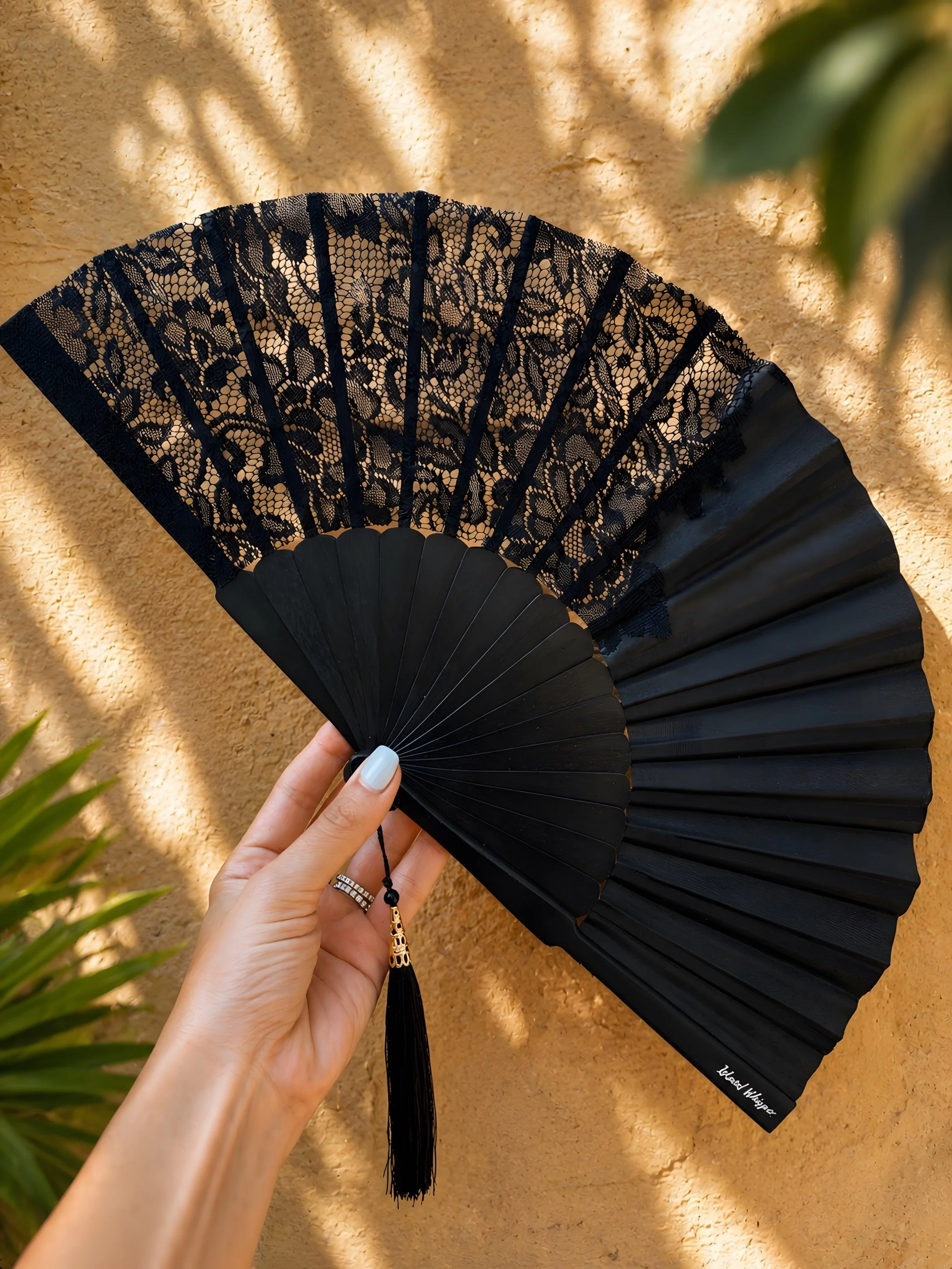 Abanico de lujo en encaje negro que combina la artesanía tradicional con una estética contemporánea y elegante, ideal para eventos premium y hospitality.