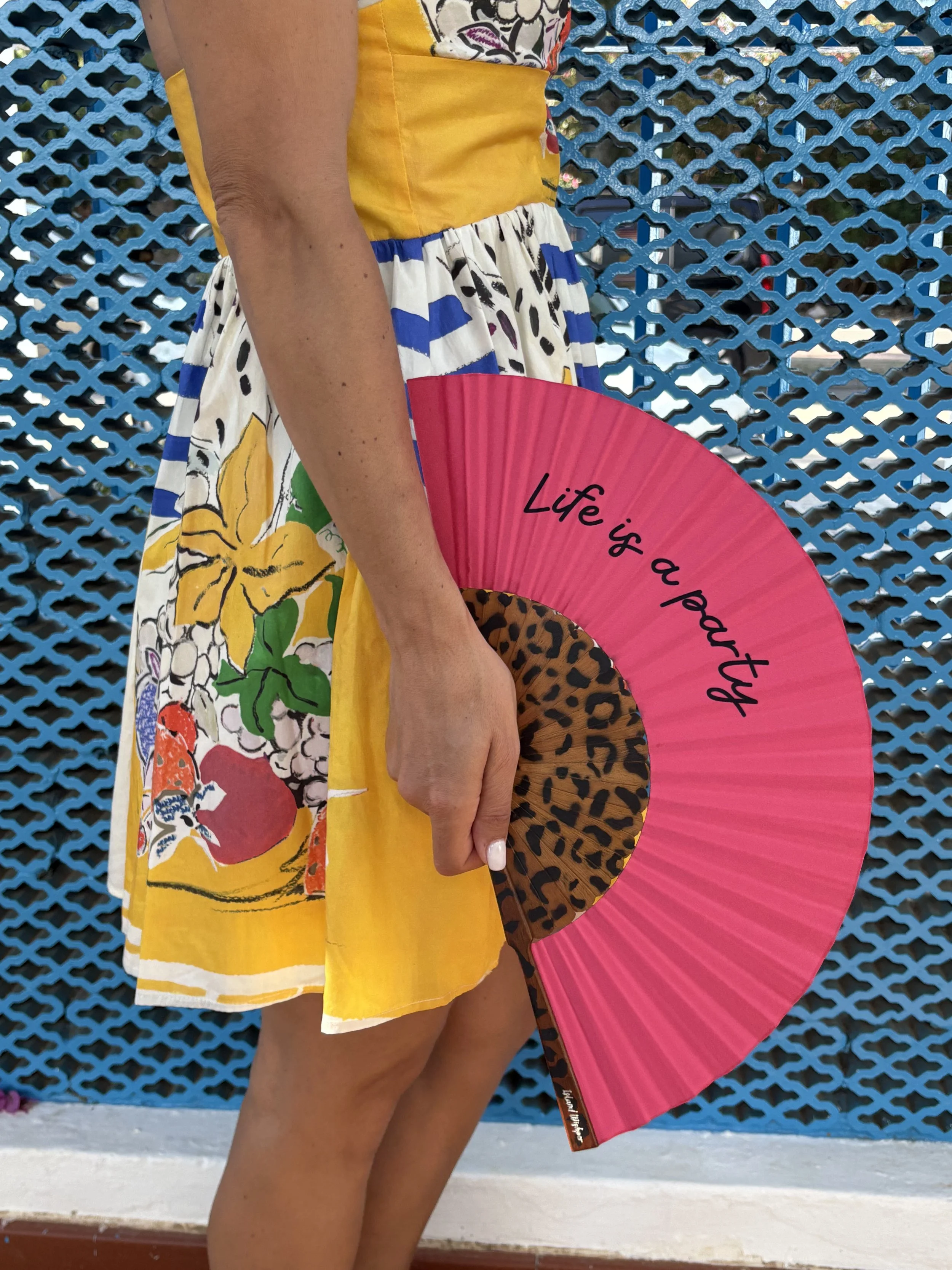 ABANICO "LIVE IS A PARTY" PINTADO A MANO CON ESTAMPADO DE GUEPARDO EN COLOR FUXIA, TOTALMENTE ARTESANAL