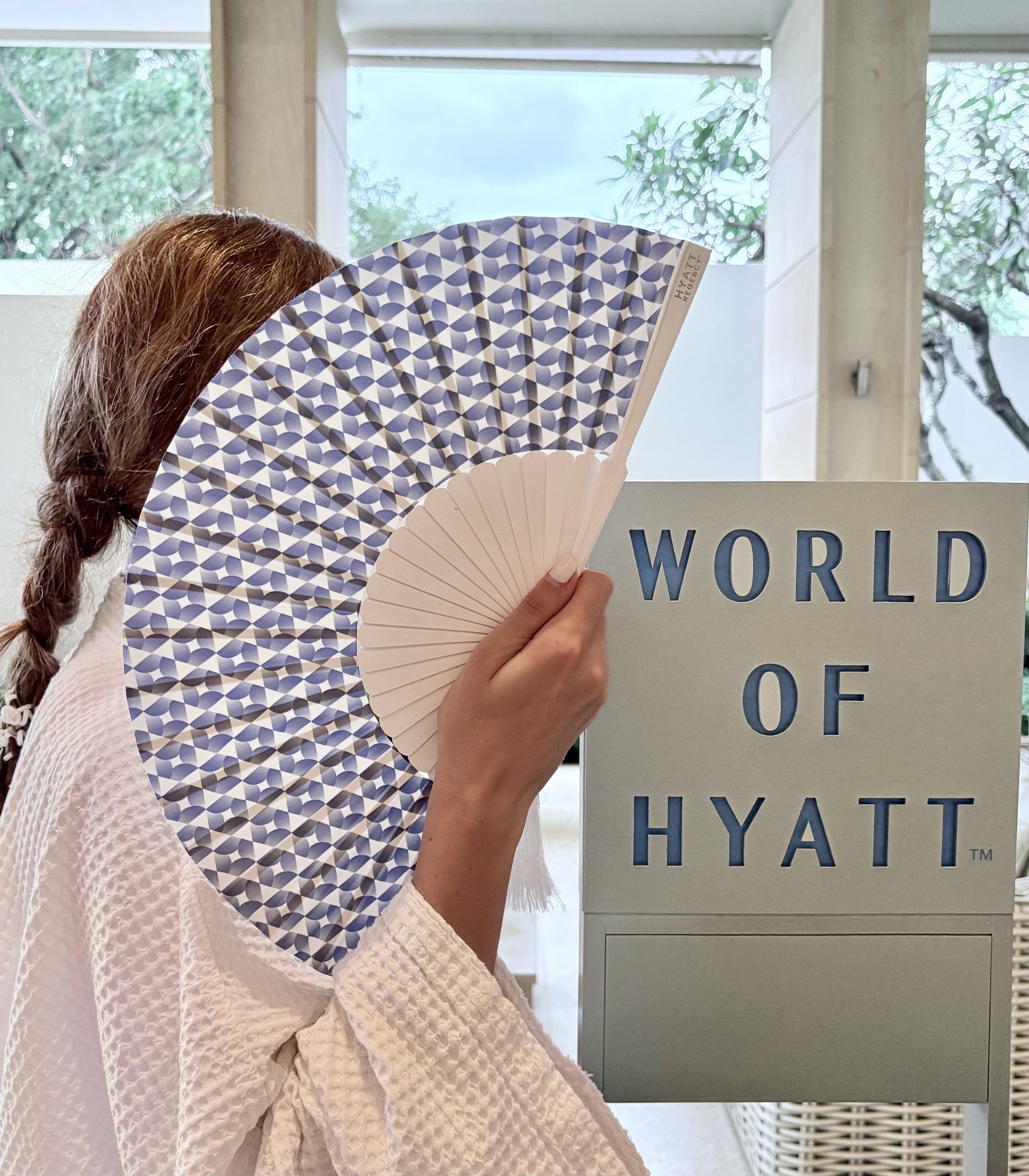 Fotografía de un abanico artesanal español exhibido en el Hotel Hyatt. La imagen refleja la fusión entre la elegancia clásica del abanico y el estilo moderno del entorno hotelero. Este diseño exclusivo de Island Whisper representa el arte, la cultura