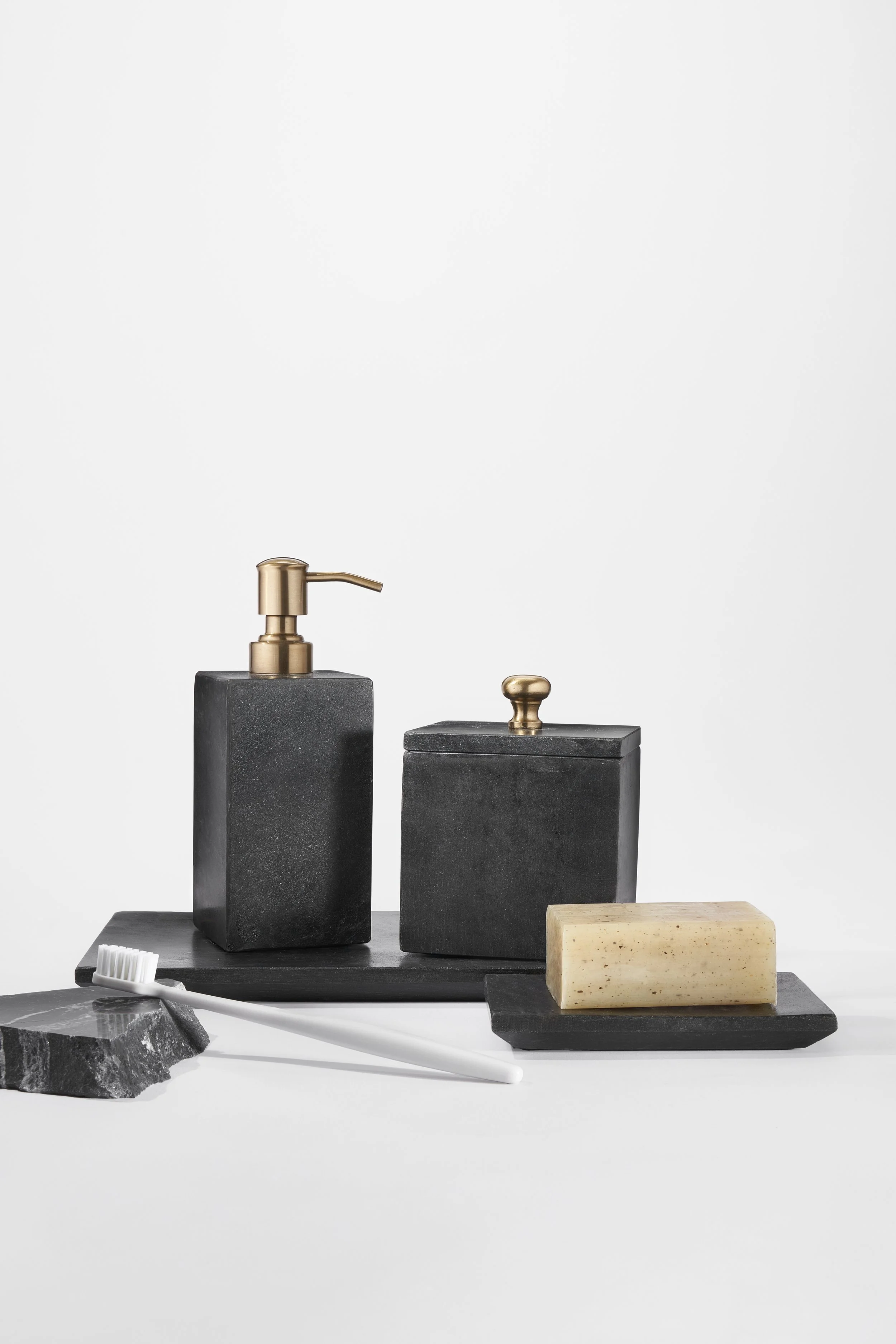 Black_Mrble_Bath_Set_670.jpg