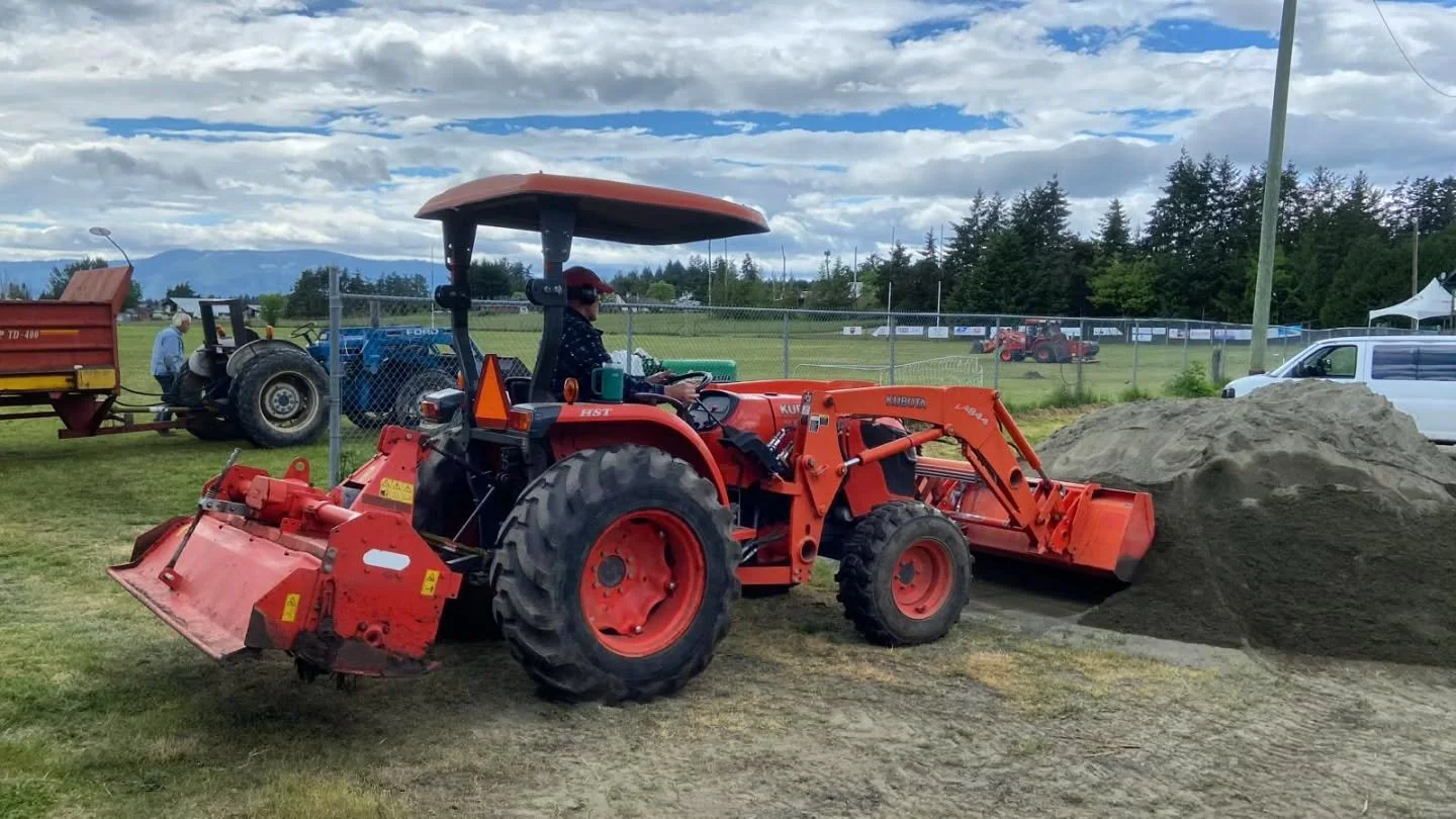 🚜 Things that happen quietly around here...

On Wednesday, Gregor (Facilities) and Mossy had Jerry Kusters and Mr. Kloosterman at Herd Rd with their tractors. One sanding, one loading, and one aerating made quick work of what could be a long and exp
