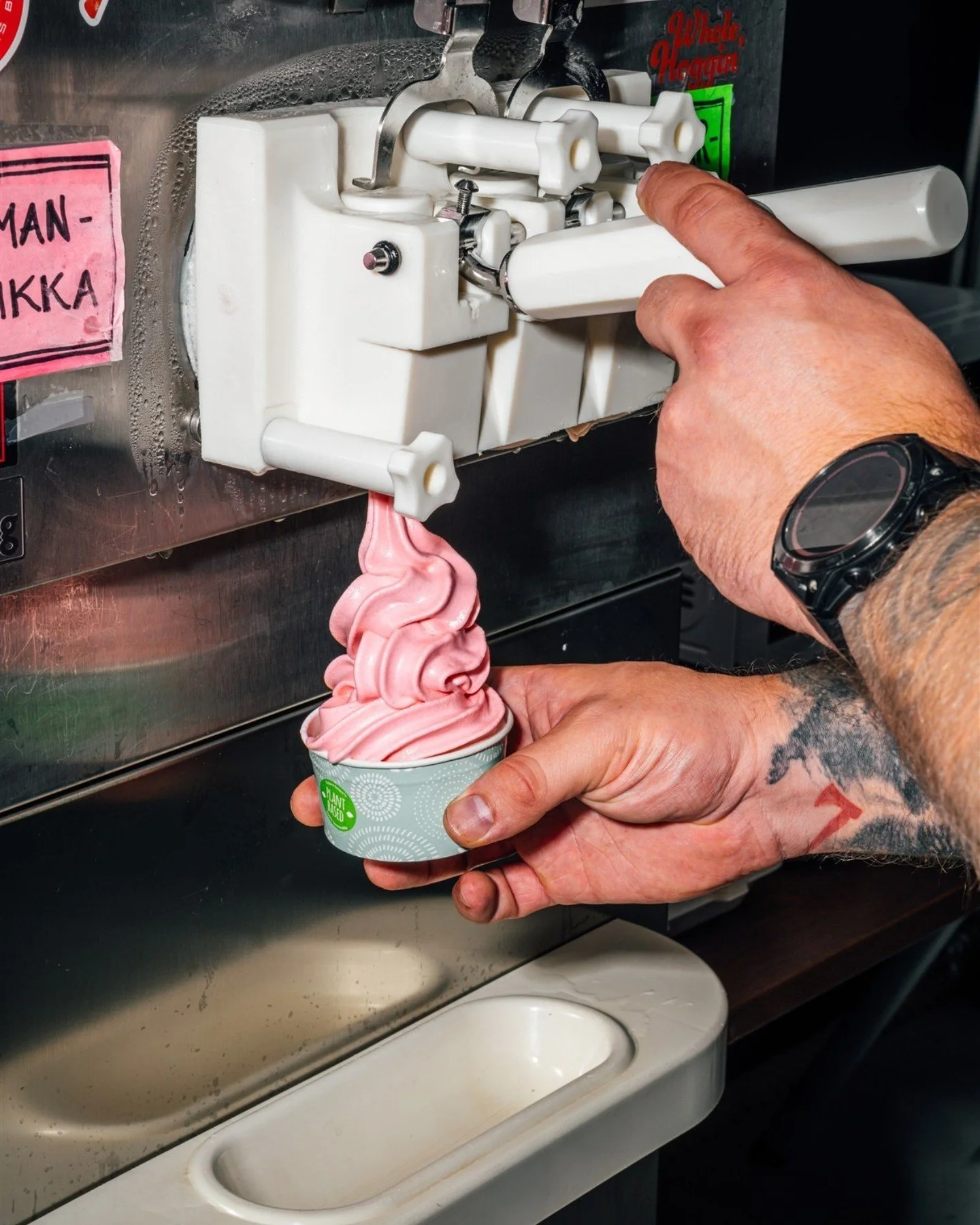 Ei meit&auml; hempeilyst&auml; tunneta, mutta all you can eat -j&auml;&auml;tel&ouml; sulattaa karaistuneemmankin syd&auml;men.🍦

#millers #millersbbq #bbqfinland #bbq #icecream