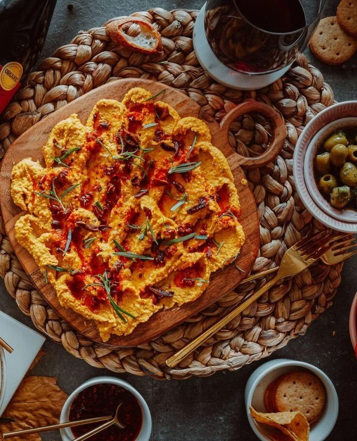 Kurpitsahummus on tapasp&ouml;yd&auml;n t&auml;ytel&auml;inen t&auml;hti! 😍 Tapakset ovat ihana tarjottava loppuvuoden illanviettoihin. Kokoa kulhoihin n&auml;pp&auml;ri&auml; naposteltavia ja kanna keskelle p&ouml;yt&auml;&auml; laudalle levitetty,