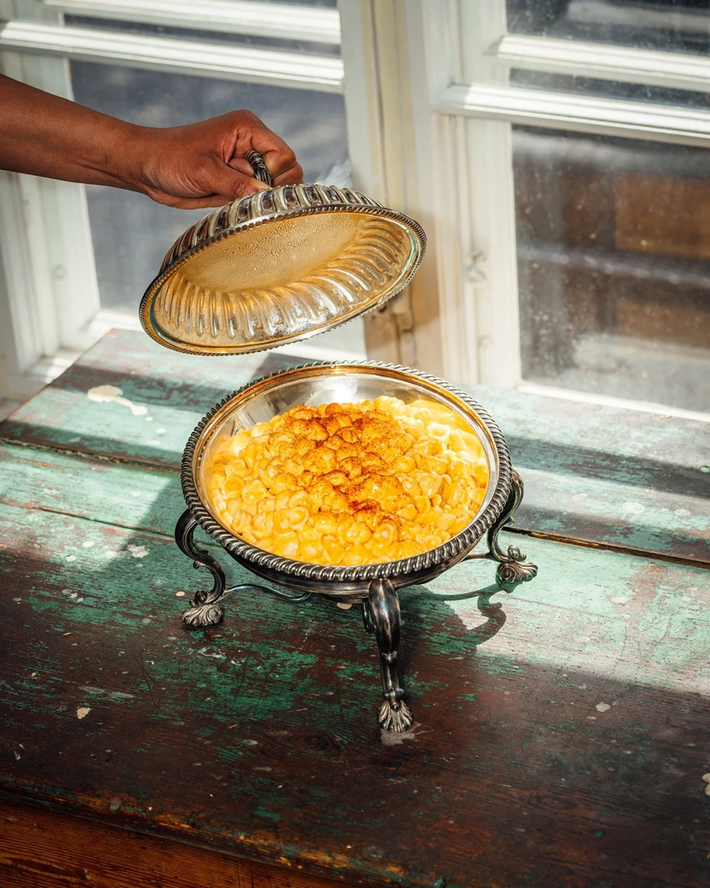 Mac &rsquo;n&rsquo; cheese = makaronilaatikon juustoinen ja mehev&auml; serkku Jenkeist&auml;. Toimii t&auml;ydellisesti BBQ:n kyljess&auml; tai yksin&auml;&auml;n.