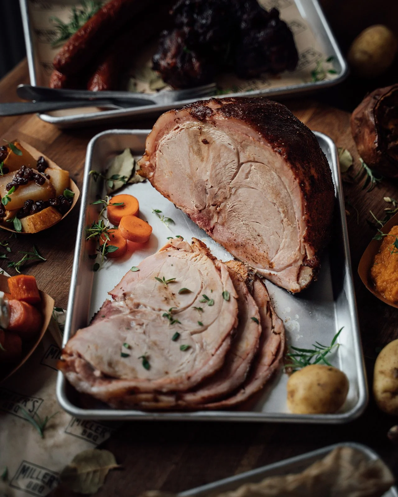 Joulu tulee, ole valmiina &ndash; tilaa kinkku!
Yli puolet Miller&rsquo;sin joulukinkuista on jo varattu parempiin suihin. 

🐽 Kotimaiset kinkut kyps&auml;n&auml; n. 3-4kg, 31&euro;/kg
🐽 Kylkeen voit tilata lisukkeita tai muita lihoja.
📩 Varaukset