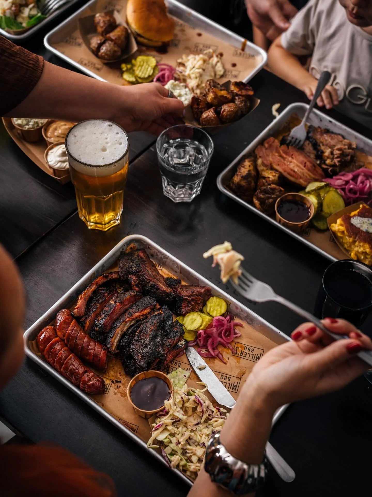 T&auml;n&auml;&auml;n tarjolla vuoden viimeiset BBQ:t! Vuoden viimeisen&auml; aukiolop&auml;iv&auml;n&auml; savustin ja kaapit on sy&ouml;ty usein tyhjiksi ennen iltaa, joten kannattaa tulla ajoissa. 

Maanantaina 22.12. vain ennakkotilattujen kinkku