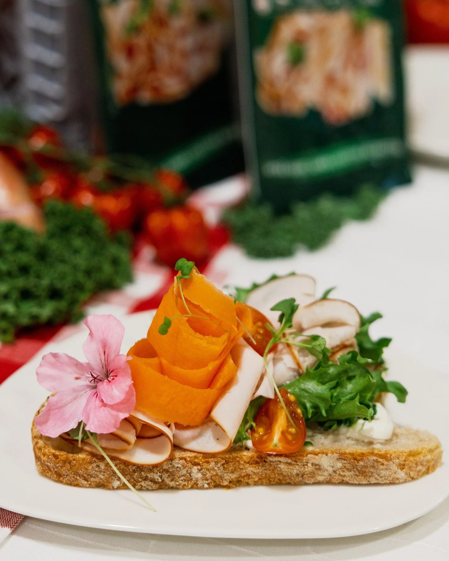 Kaupallinen yhteisty&ouml; @herrasnellman Unelmien voileip&auml;, mist&auml; aineksista se syntyy? 😋⁠
⁠
Tietysti herkullisista kasviksista ja arjen tutuista pelastajista: kokolihaleikkeleist&auml;, jotka ovat nyt saatavilla ilman lis&auml;tty&auml; 