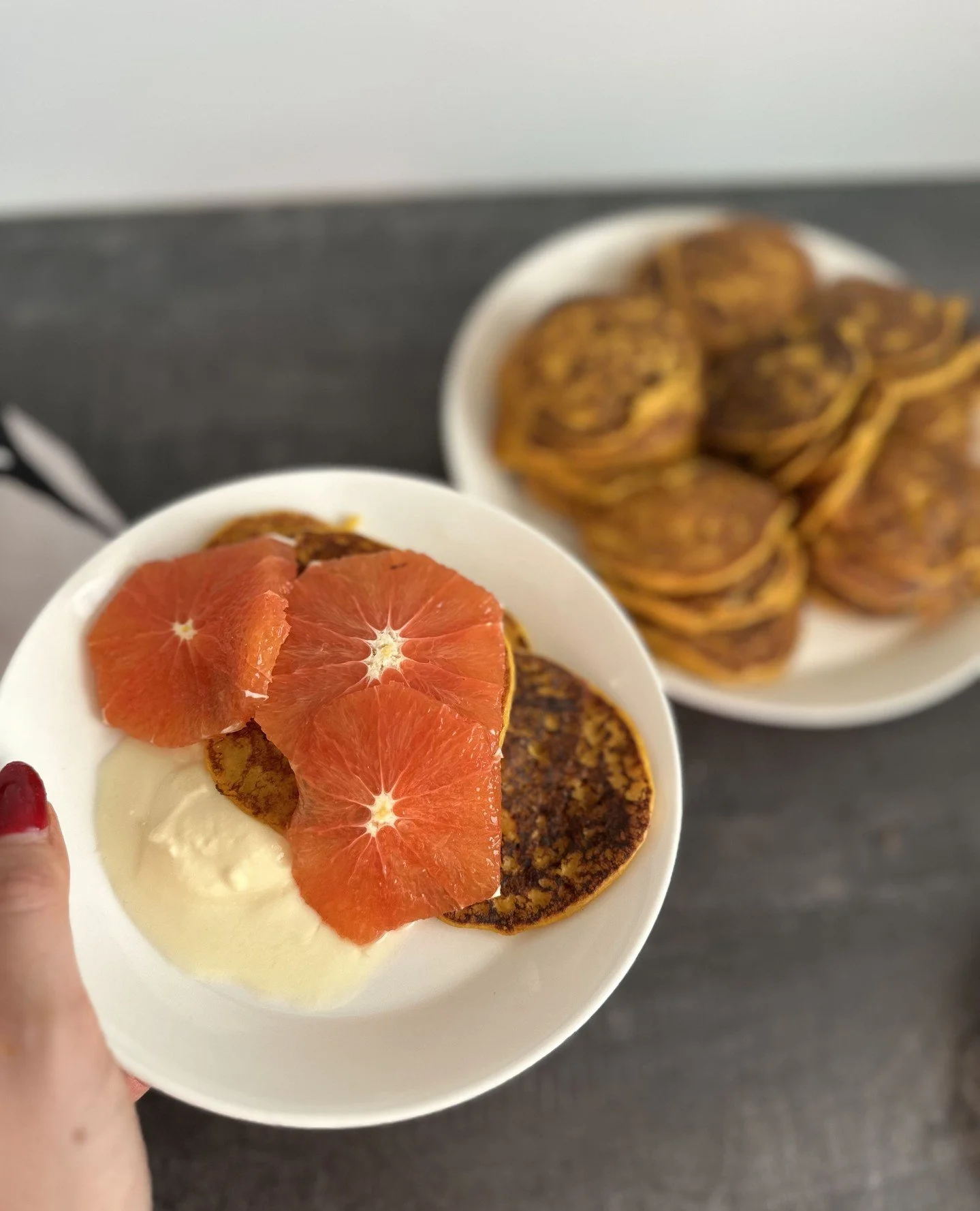 Nyt herkutellaan sitruksilla! 😍 Veriappelsiini ja muut sitrukset ovat maistuva ja n&auml;ytt&auml;v&auml; lis&auml; v&auml;lipaloihin, j&auml;lkiruokiin tai salaatteihin. Porkkanalla ja appelsiinilla maustetut ohukaiset kruunattiin veriappelsiinilla