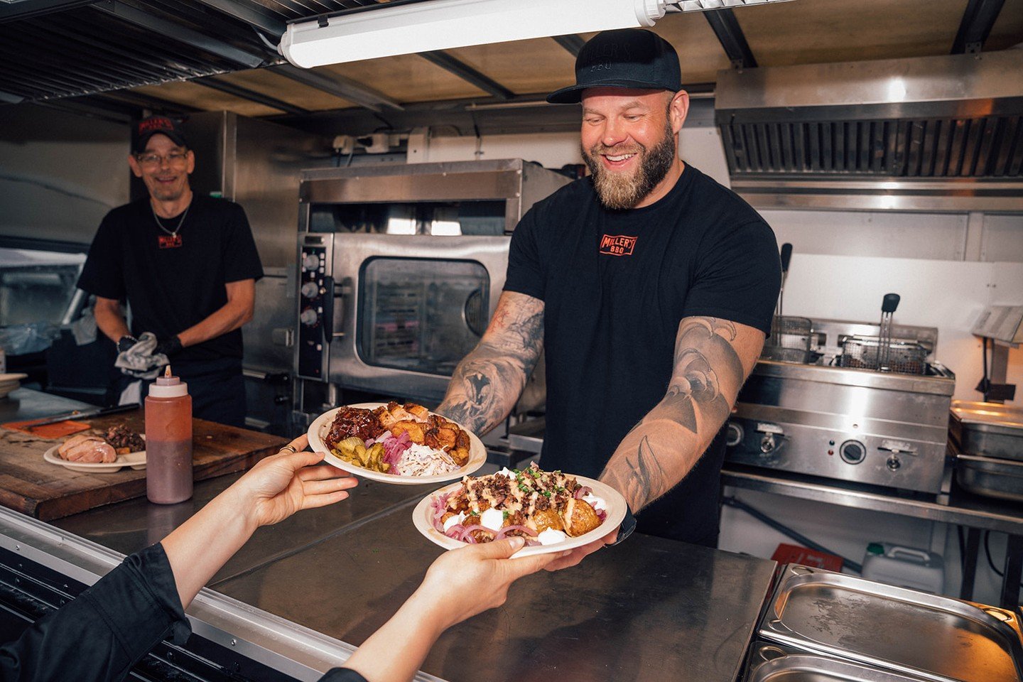 Rekka pihaan ja BBQ:t tulille! Miller&rsquo;sin foodtruck on valintasi, kun haluat tilaisuuteesi helpot ja takuuvarmat tarjoilut. Kerro p&auml;iv&auml; ja lokaatio, me hoidamme loput!

Pienempiin tilaisuuksiin toimitamme ruoat erikseen, suurempiin ta