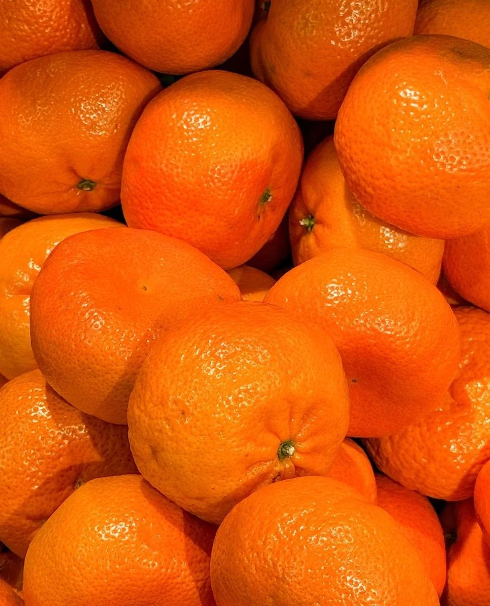 Raikas ja makea mandariini on t&auml;ydellinen v&auml;lipala, ja sesongissa juuri nyt! 😍🍊 Mandariinit maistuvat herkulliselta ihan vain sellaisenaan, ja kaiken lis&auml;ksi t&auml;m&auml; pikkuruinen hedelm&auml; on helppo napata mukaan ev&auml;&au
