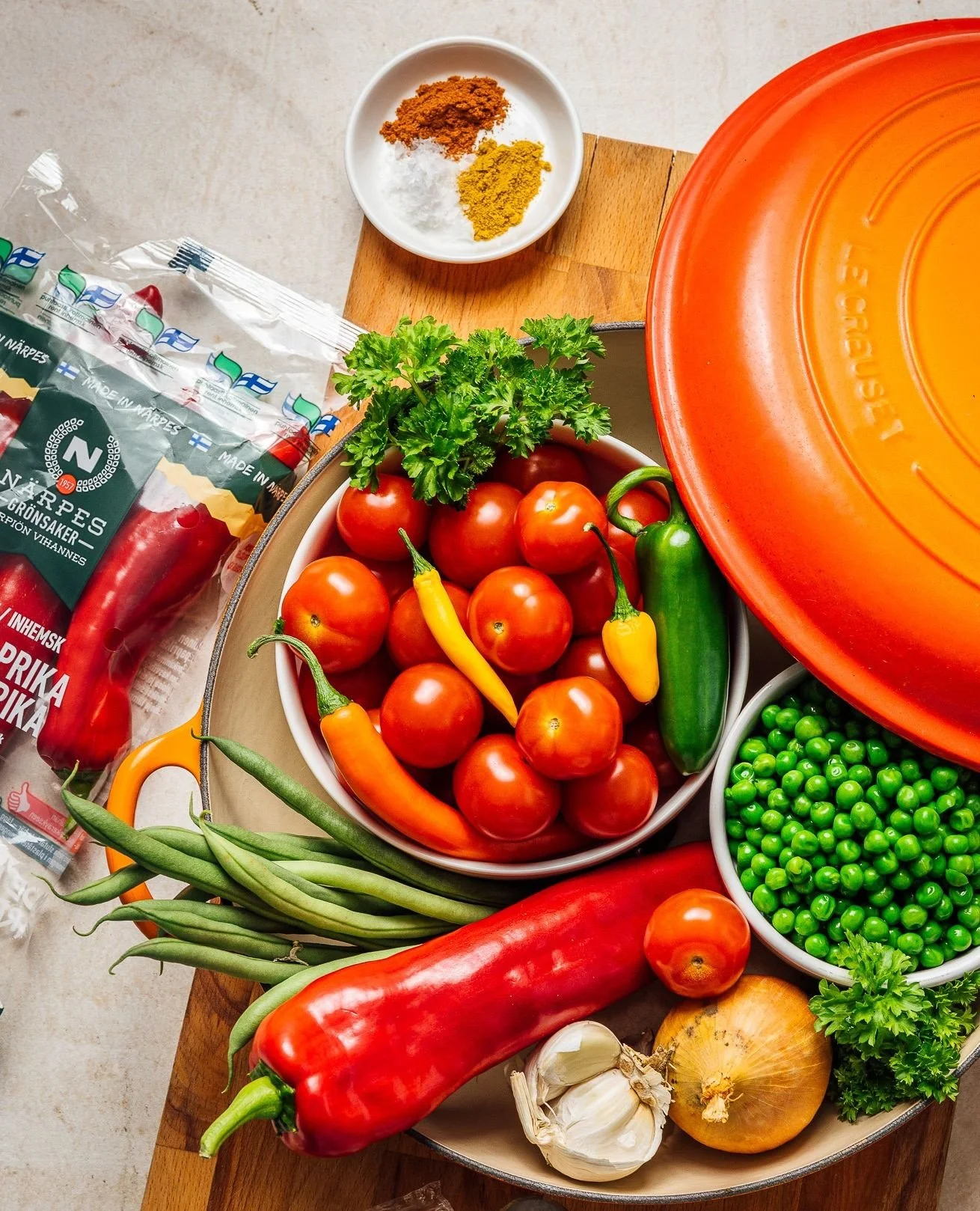 Kaupallinen yhteisty&ouml;: @kasvisreseptit.fi 🍅⁠
⁠
Hyv&auml; olo alkaa arjesta &ndash; ja lautaselta! Kasvisreseptit.fi-uutiskirje auttaa t&auml;ytt&auml;m&auml;&auml;n ateriat v&auml;rikk&auml;ill&auml; kasviksilla sek&auml; herkullisilla mauilla.