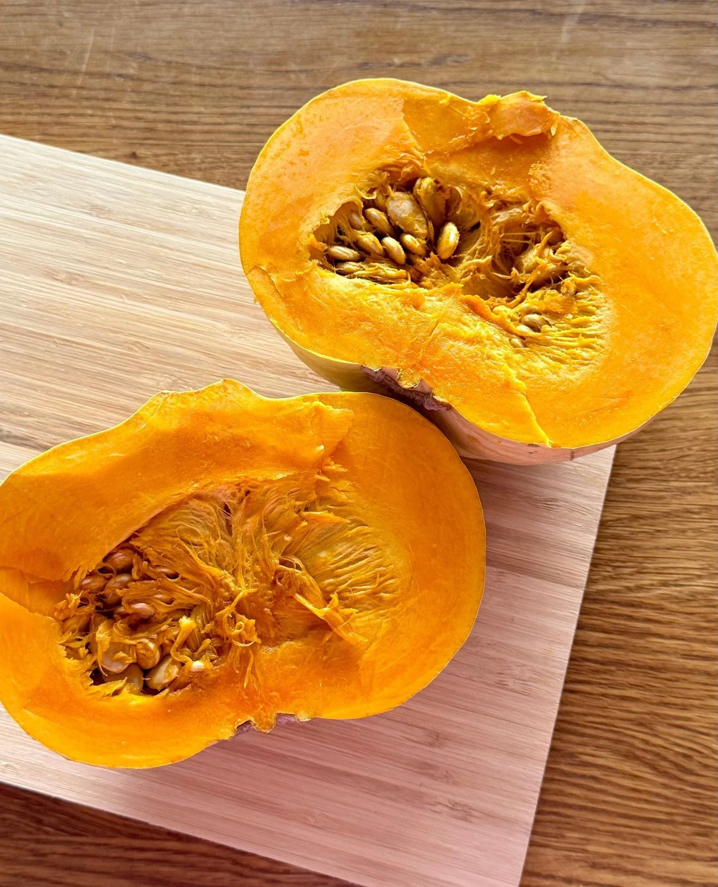 Tiesitk&ouml;, ett&auml; bataattikurpitsa on yksi keitti&ouml;n monipuolisimmista raaka-aineista? Voit k&auml;ytt&auml;&auml; sit&auml; samalla tavalla kuin bataattia, ja kuoret ovat my&ouml;s sy&ouml;t&auml;vi&auml;! 😍⁠
⁠
Oletko maistanut bataattik