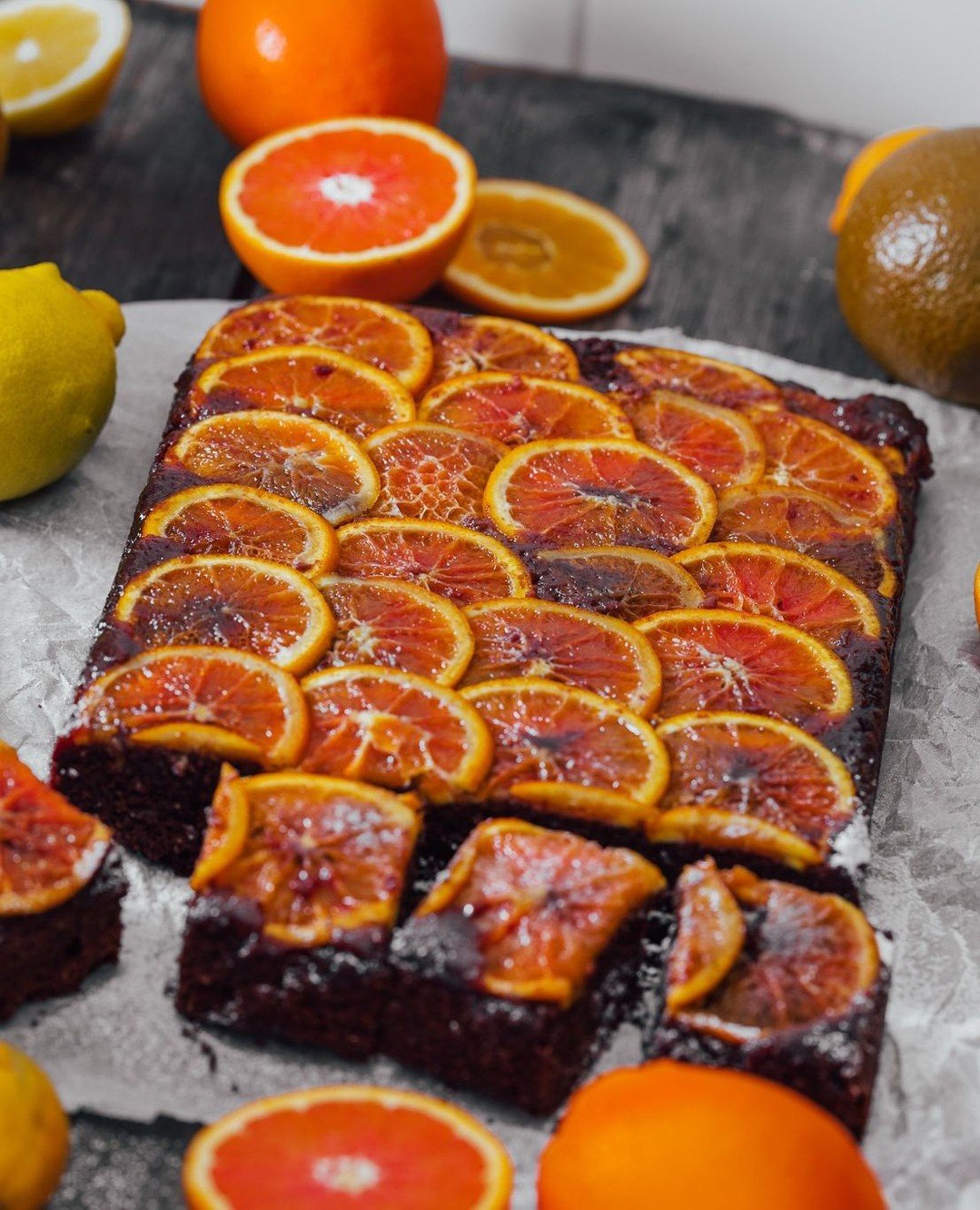 Raikkaat sitrukset maistuvat monessa muodossa, ja tuovat ihanaa raikasta makua sek&auml; koristeellisuutta my&ouml;s leivontaan. Esimerkiksi perinteiset mokkapalat saavat aivan uuden ulkomuodon sitruksilla tuunattuna. 😍⁠
⁠
Miten on, maistuisiko n&au