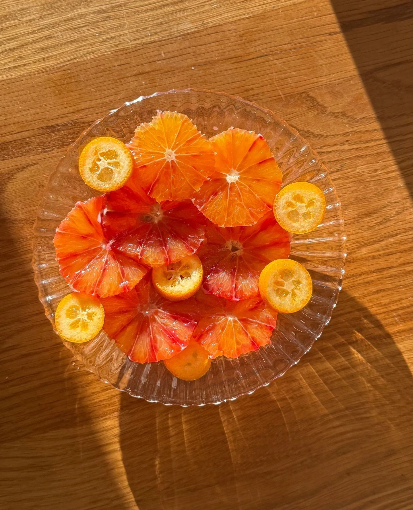 Kev&auml;t tekee tuloaan ja raikkaat sitrukset tuovat energiaa arkeen! 🍋🍊 Mandariinit, sitruunat ja veriappelsiinit ovat t&auml;ynn&auml; makua, vitamiineja ja pirte&auml;&auml; v&auml;ri&auml;. ⁠
⁠
Lis&auml;&auml; sitruksia aamupalaan, salaatteihi