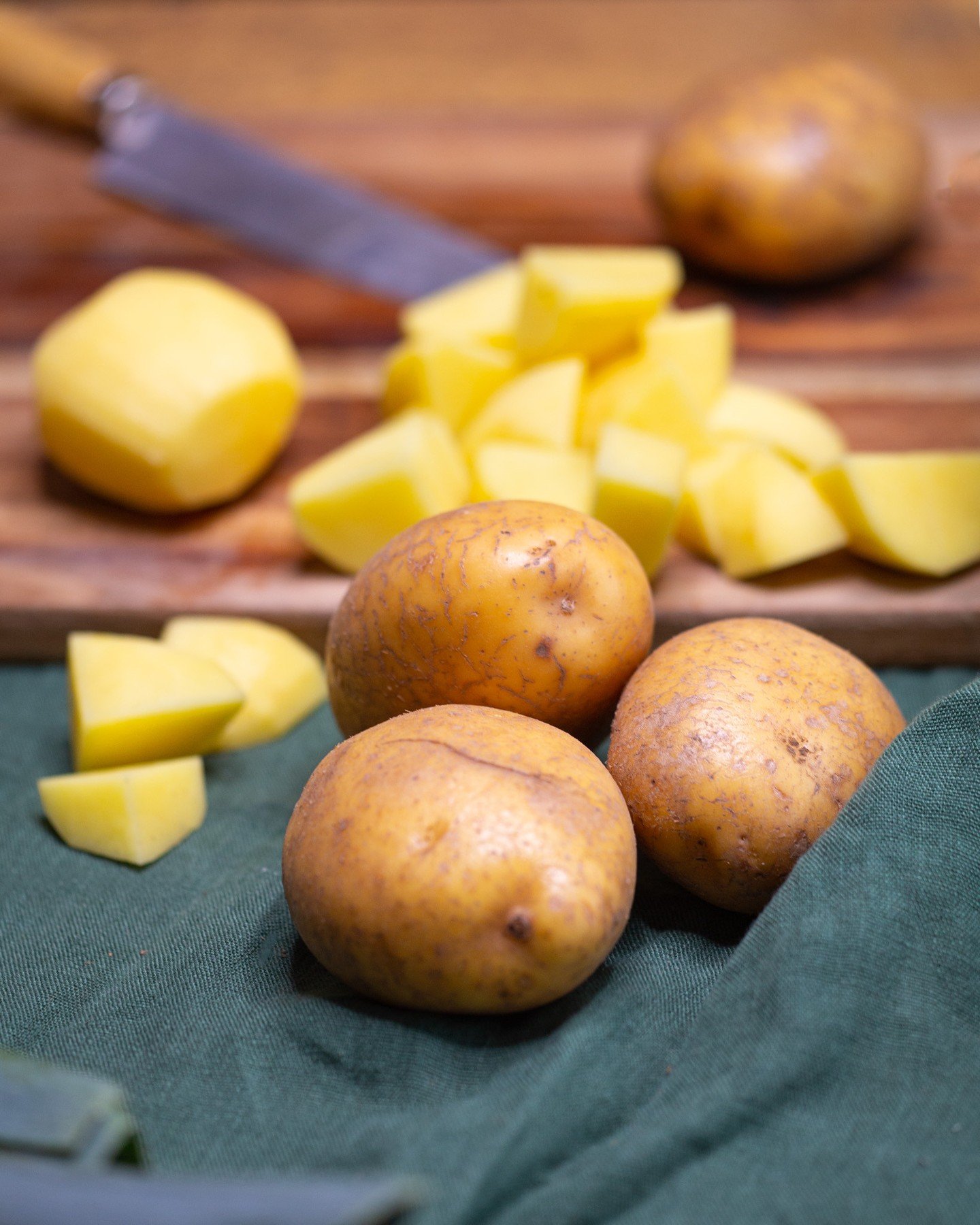 Nyt on aika nauttia mukuloista! 🥔⁠
⁠
Perunan varastosesonki kest&auml;&auml; lokakuusta huhtikuulle. T&auml;n&auml; aikana kaupoissa ja keitti&ouml;iss&auml; nautitaan loppukes&auml;ll&auml; ja syksyll&auml; nostetusta, talvivarastointiin tarkoitetu
