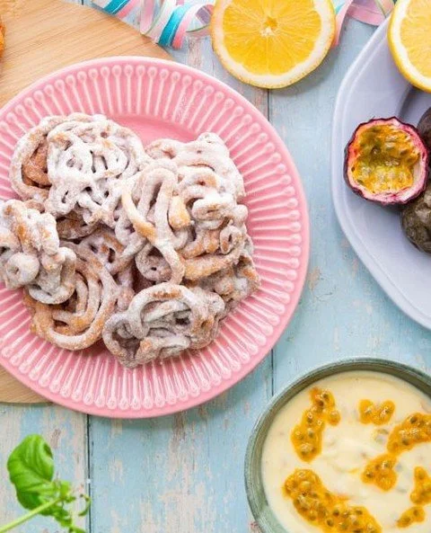 Vappu ja kullanruskeat uppopaistetut leivonnaiset kuuluvat erottamattomasti yhteen! 🥳 Paistoimme kev&auml;isen suosikkijuhlan kunniaksi rouskuvan rapeita vegaanisia tippaleipi&auml; passionhedelm&auml;dipin kera. Maistuisiko n&auml;m&auml; herkut si