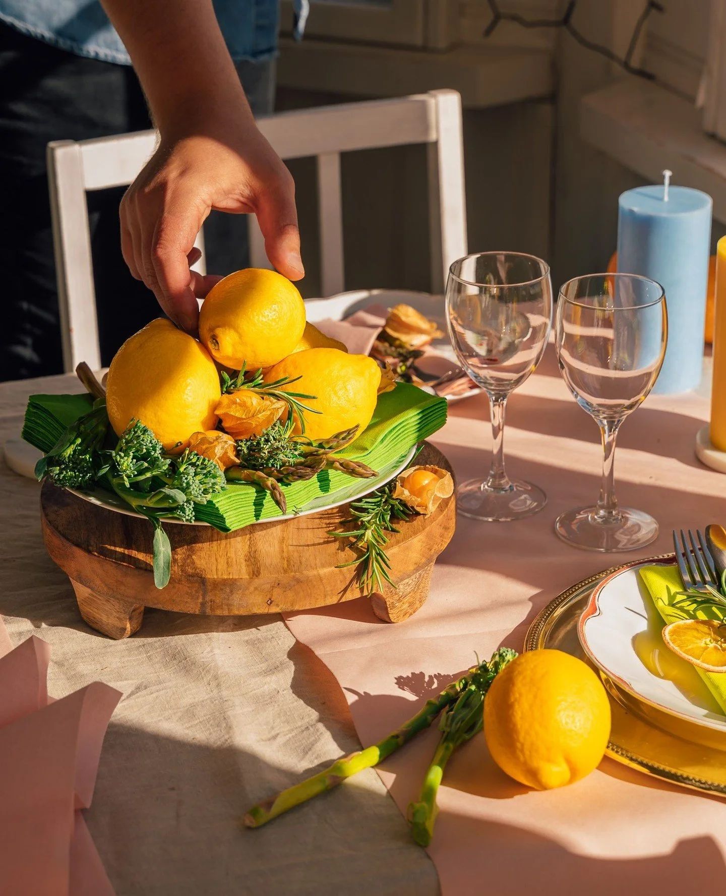 Sesongissa nyt: SITRUUNA! 🍋 Sitruuna on raikas, pirte&auml; ja monik&auml;ytt&ouml;inen hedelm&auml;, jota voi hy&ouml;dynt&auml;&auml; niin ruoissa, leivonnaisissa kuin juomissakin. Vappuna perinteisesti sitruuna tuo makua simaan. 🥂😋⁠
⁠
Kommentoi