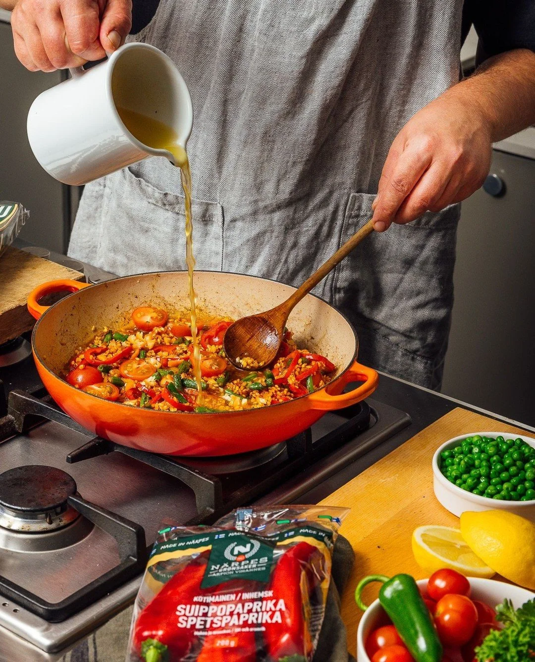 Kaupallinen yhteisty&ouml;: @kasvisreseptit 🍅⁠
⁠
Hyv&auml; ruoka kuuluu jokaiseen p&auml;iv&auml;&auml;n, olipa kyseess&auml; tavallinen torstai tai juhlavampi hetki! Kasvisreseptit.fi-uutiskirjeest&auml; l&ouml;yd&auml;t vinkkej&auml; sek&auml; mau