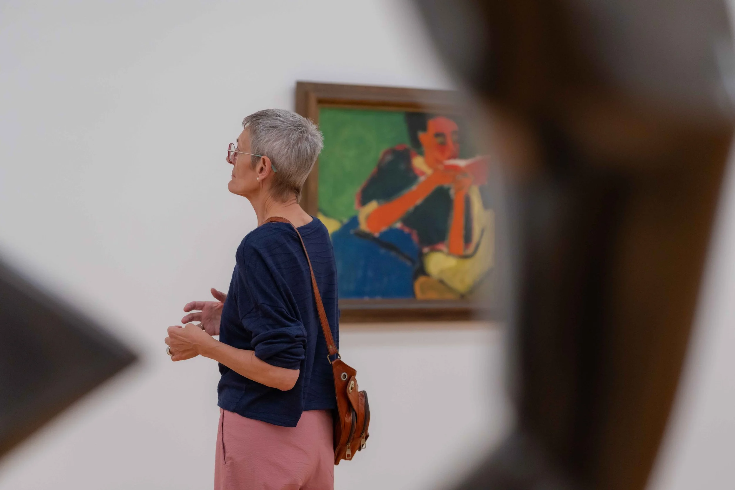 Eine Besucherin in der Ausstellung 