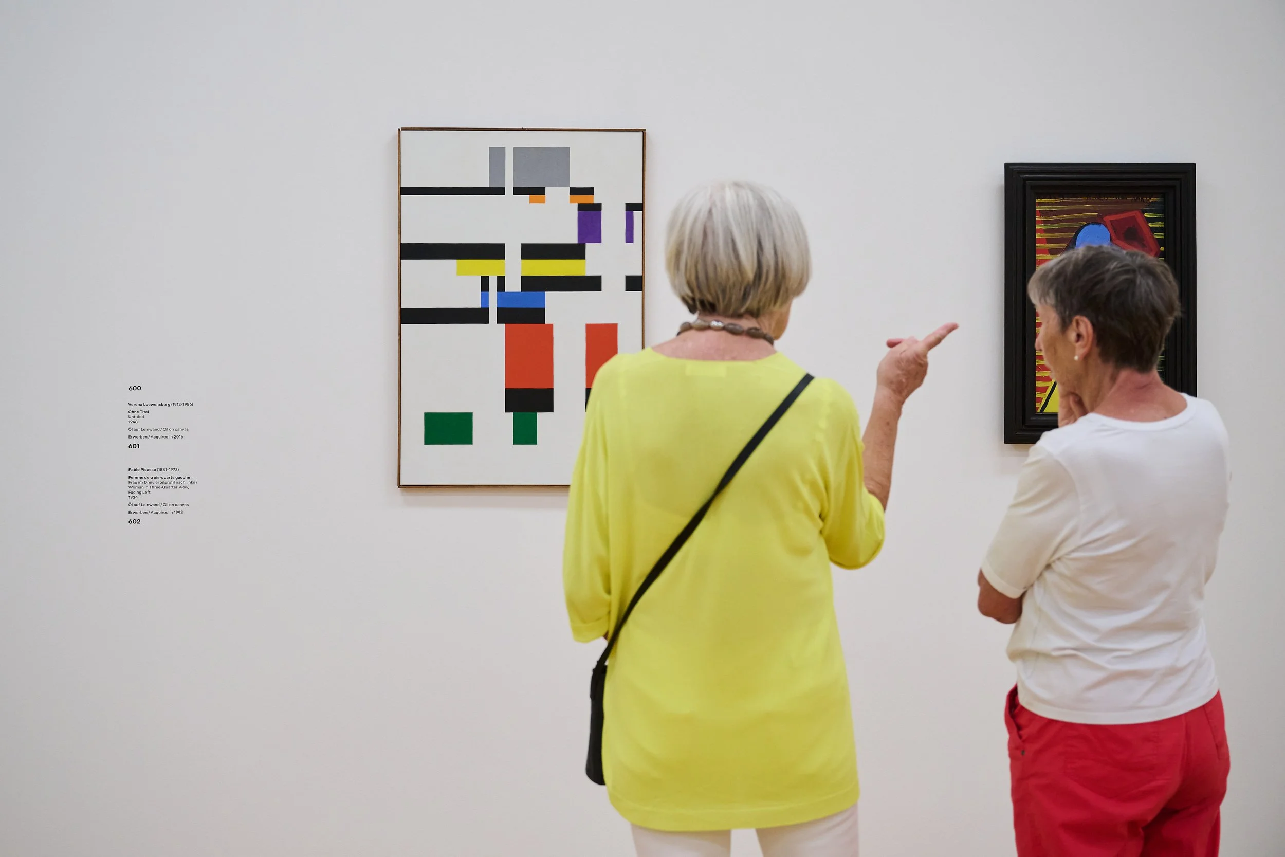Zwe Frauen besichtigen die Ausstellung 