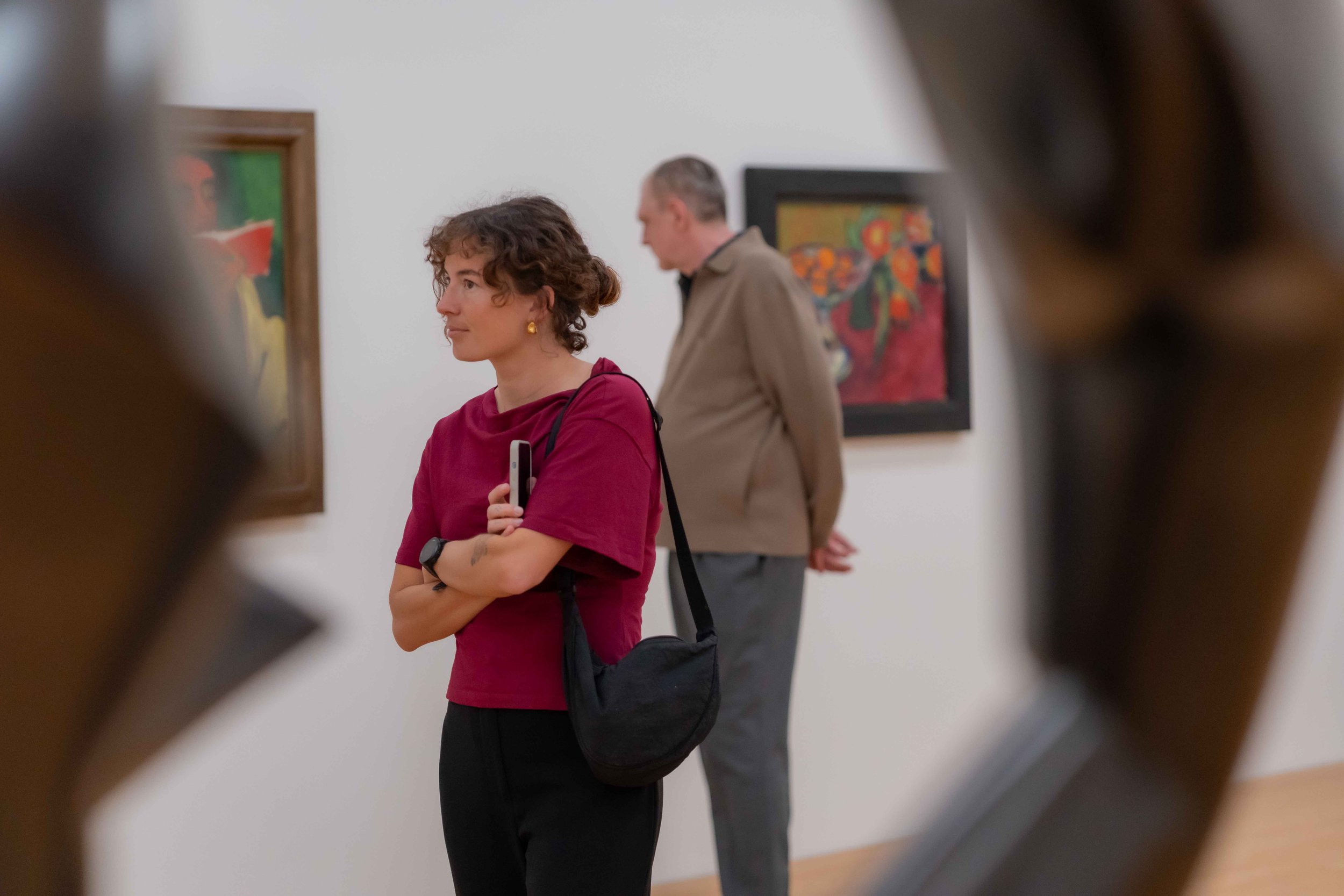 Eine junge Frau besichtigt die Ausstellung 