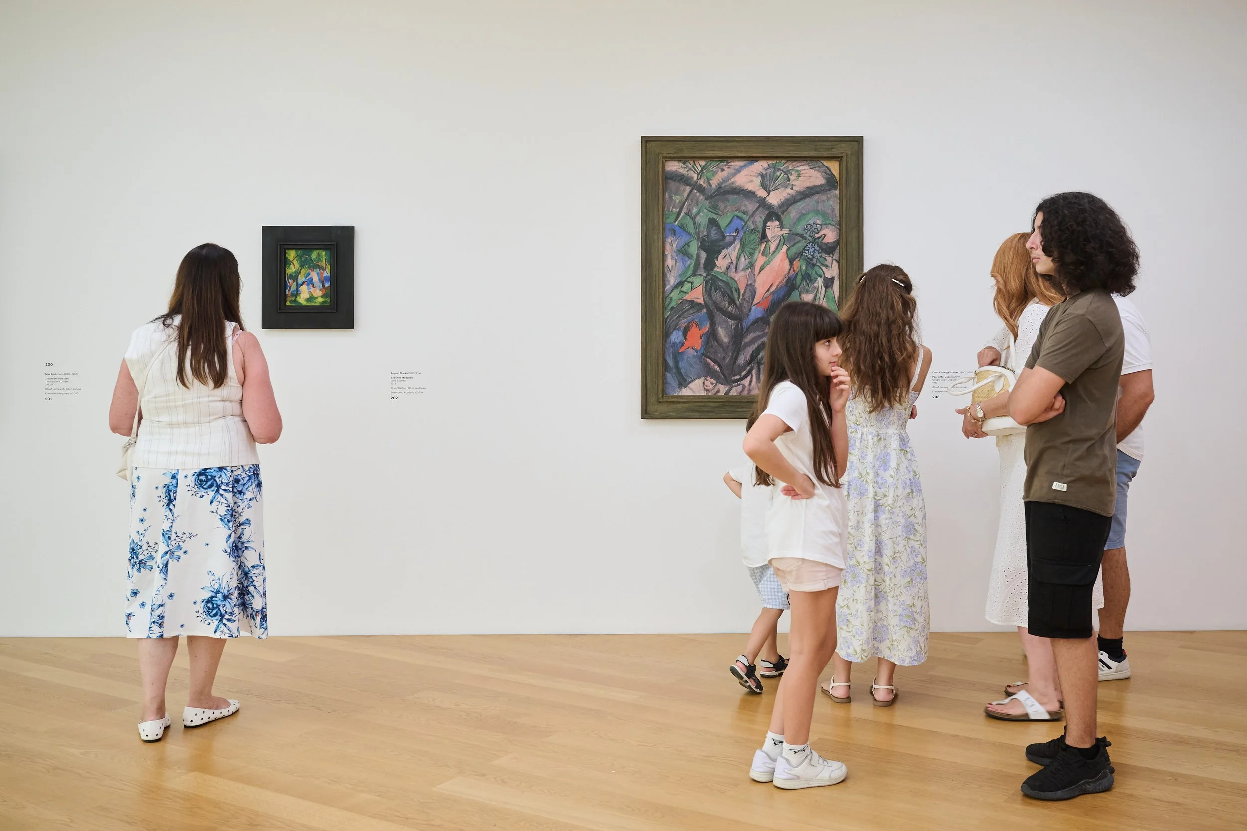 Eine Frau und Kinder betrachten die Ausstellung mit Werken von August Macke und Ernst Ludwig Kirchner
