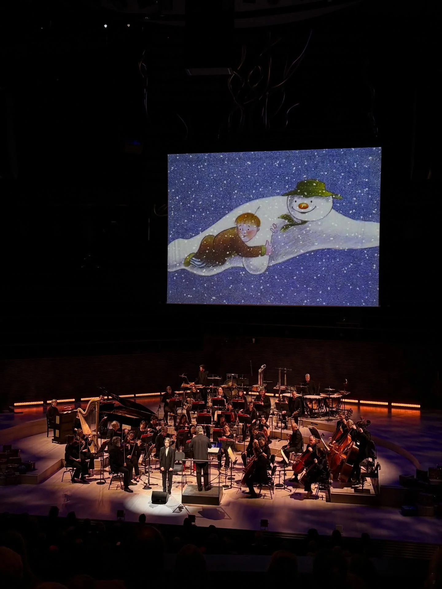 Kolme Lumiukko-elokuvakonserttia takana! 🤍

Esitysten solisti Joona Eloranta hymyili tyytyv&auml;isen&auml; konserttien j&auml;lkeen. H&auml;n kertoi, ett&auml; esiintymisiss&auml; parasta oli laulaminen &ndash; ja oikeastaan kaikki muukin. Ehtip&au