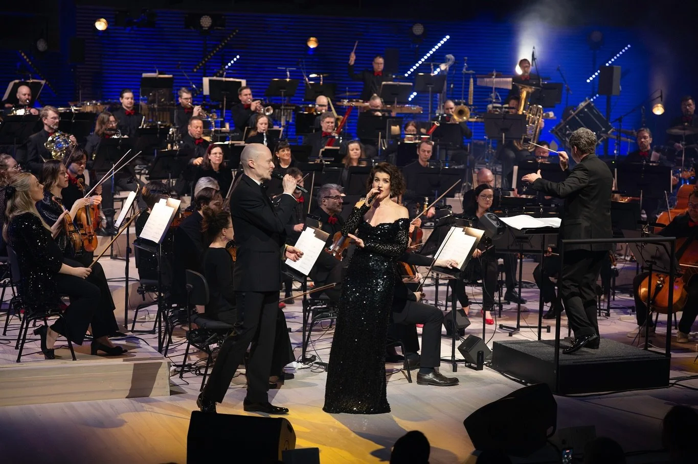 Wow, mik&auml; unohtumaton ilta! 🌟

VVO, ylikapellimestari Nick Davies sek&auml; s&auml;ken&ouml;iv&auml;t solistit Maria Ylip&auml;&auml; ja Ville Rusanen tarjoilivat eilen h&auml;ik&auml;isev&auml;n el&auml;myksen, kun Musiikkitalossa raikasi Chri