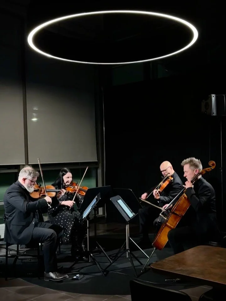 Hyv&auml;&auml; alkanutta vuotta 2026! 🪩

P&auml;&auml;simme korkkaamaan t&auml;m&auml;n vuoden esiintym&auml;ll&auml; perinteisin menoin Vantaan kaupungin loppiaisvastaanotolla Heurekassa. 

Samassa tilaisuudessa saimme kunnian olla mukana Menneisy