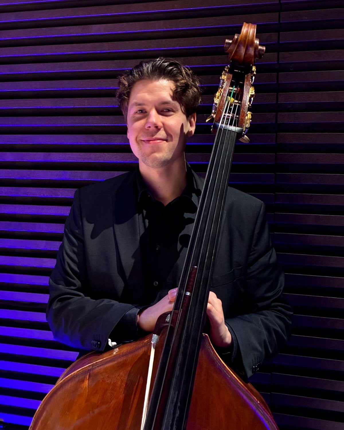 Iloisia uutisia! 🎶

Vantaan Viihdeorkesterin kontrabasson uutena &auml;&auml;nenjohtajana on aloittanut Iikka J&auml;rvi. Annetaan h&auml;nen esitell&auml; itse itsens&auml;! 

"Moikka! Olen Iikka J&auml;rvi ja kontrabassoa olen soittanut viisi