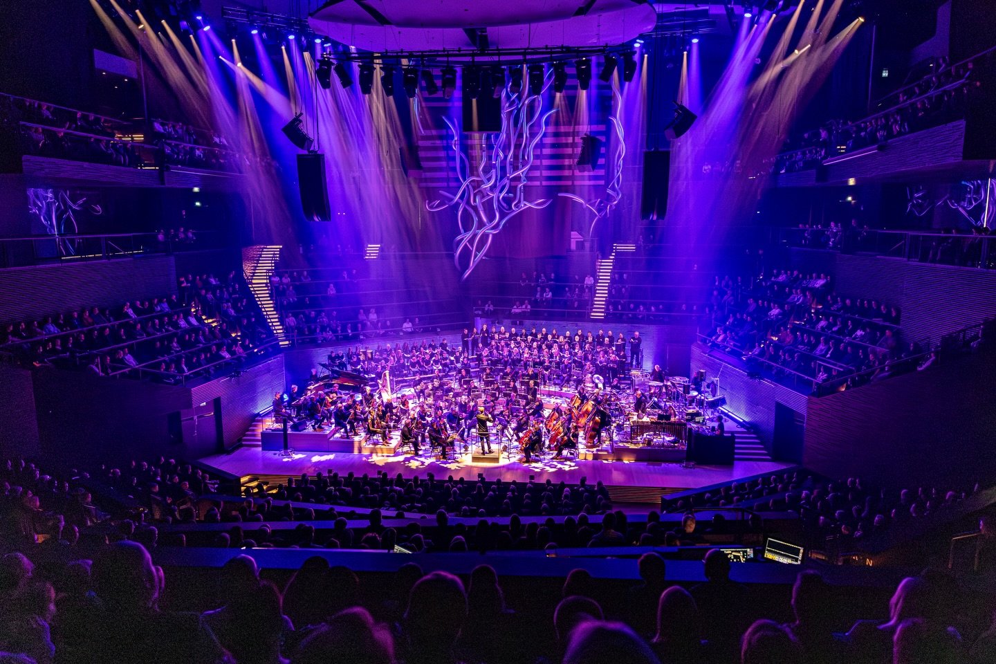 Kylmikset! 🔥

Musiikkitalolla kajahti t&auml;n&auml;&auml;n per&auml;ti kahdesti, kun Nightwishin Yesterwynde-albumi soi sinfonisena spektaakkelina Vantaan Viihdeorkesterin, Tampereen Oopperan kuoron sek&auml; kolmesta kuorosta kootun lapsikuoron es