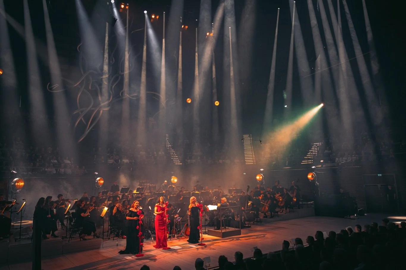 Mielet&ouml;n Viimeinen Rodeo! ❤️

RODEOn matka huipentui eilen kahteen loppuunmyytyyn j&auml;&auml;hyv&auml;iskonserttiin Musiikkitalolla. Tunnelma oli katossa, kun RODEOn kappaleet kuultiin orkesterisovituksina Mikko Franckin johtaman Vantaan Viihd