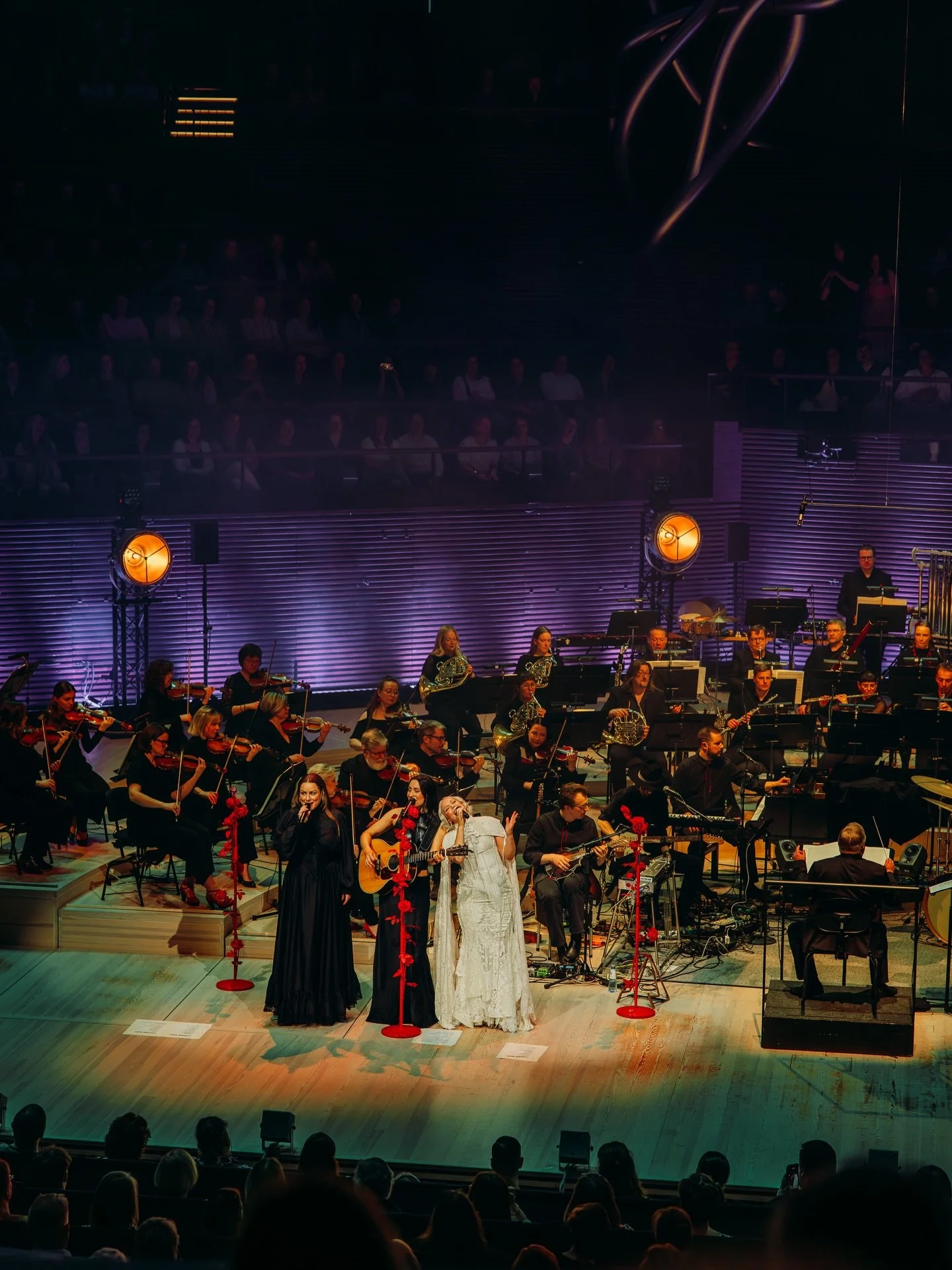 Palataan viel&auml; lauantain tunnelmiin, kun Musiikkitalolla kilisteltiin kyyneleit&auml; RODEOn j&auml;&auml;hyv&auml;iskonserteissa 🌹❤️🎻

📸: @riiagrasshill