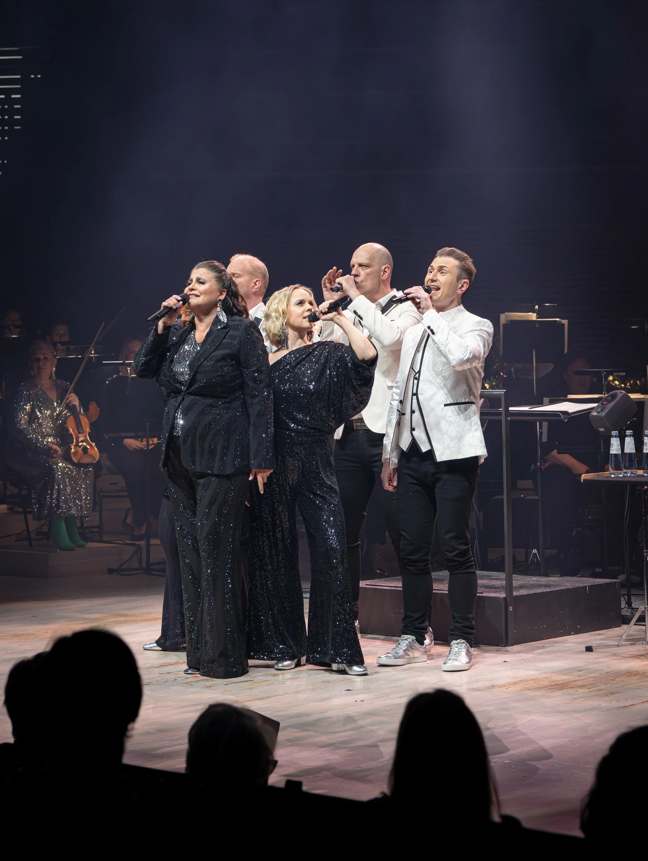 And twelve points go to... 🕺🏼🪩

Kiitos Rajaton, upea orkesteri ja ylikapellimestari Nick Davies hurmaavan ihastuttavasta euroviisukonsertista! S&auml;ken&ouml;iv&auml;n ja hauskan illan kruunasi tietenkin mielet&ouml;n yleis&ouml; &ndash; suuri ki