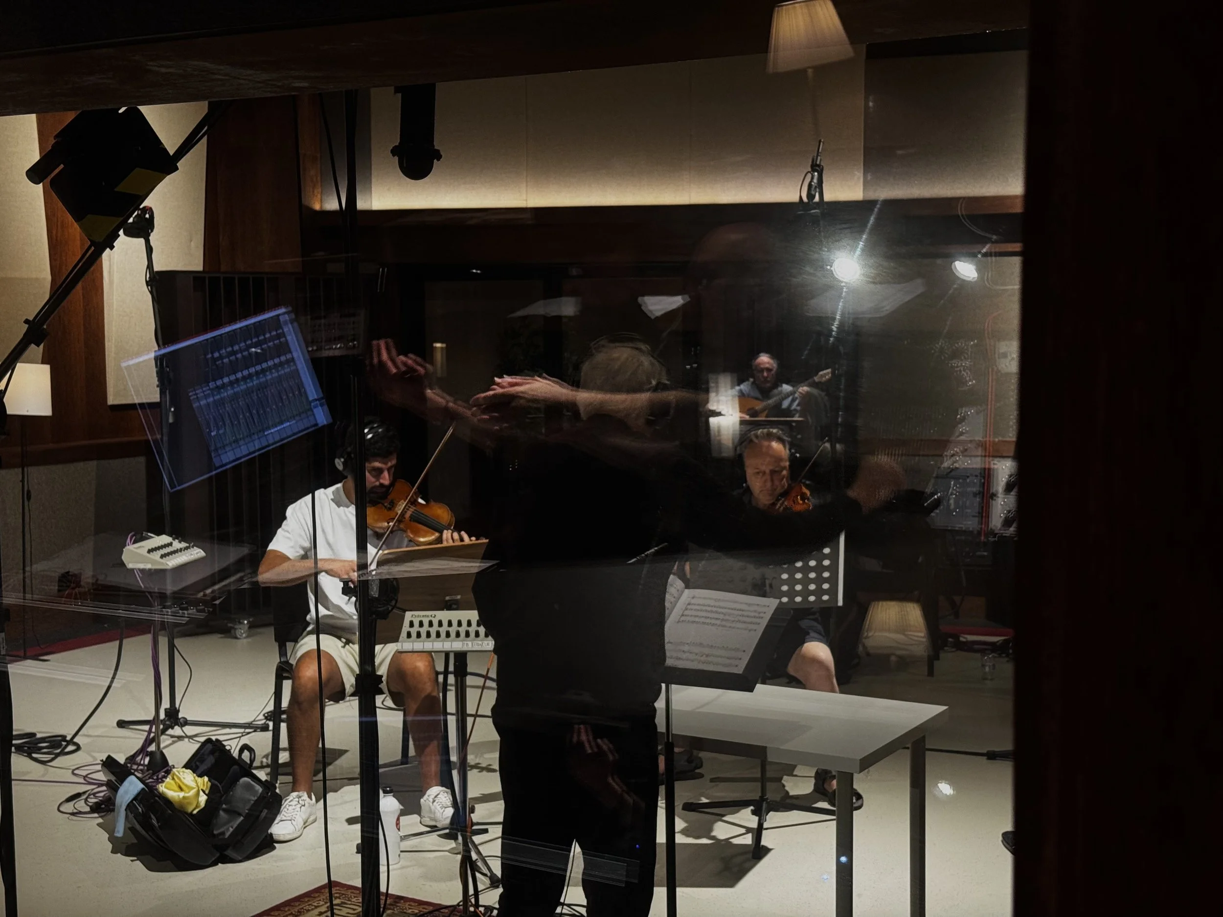 Richard Gibson conducting myself and the Quartetto Bonfim during the recording session of his Fantasia for Baritone Cittern and String Quartet, Arda Recorders, Porto, October 2025.