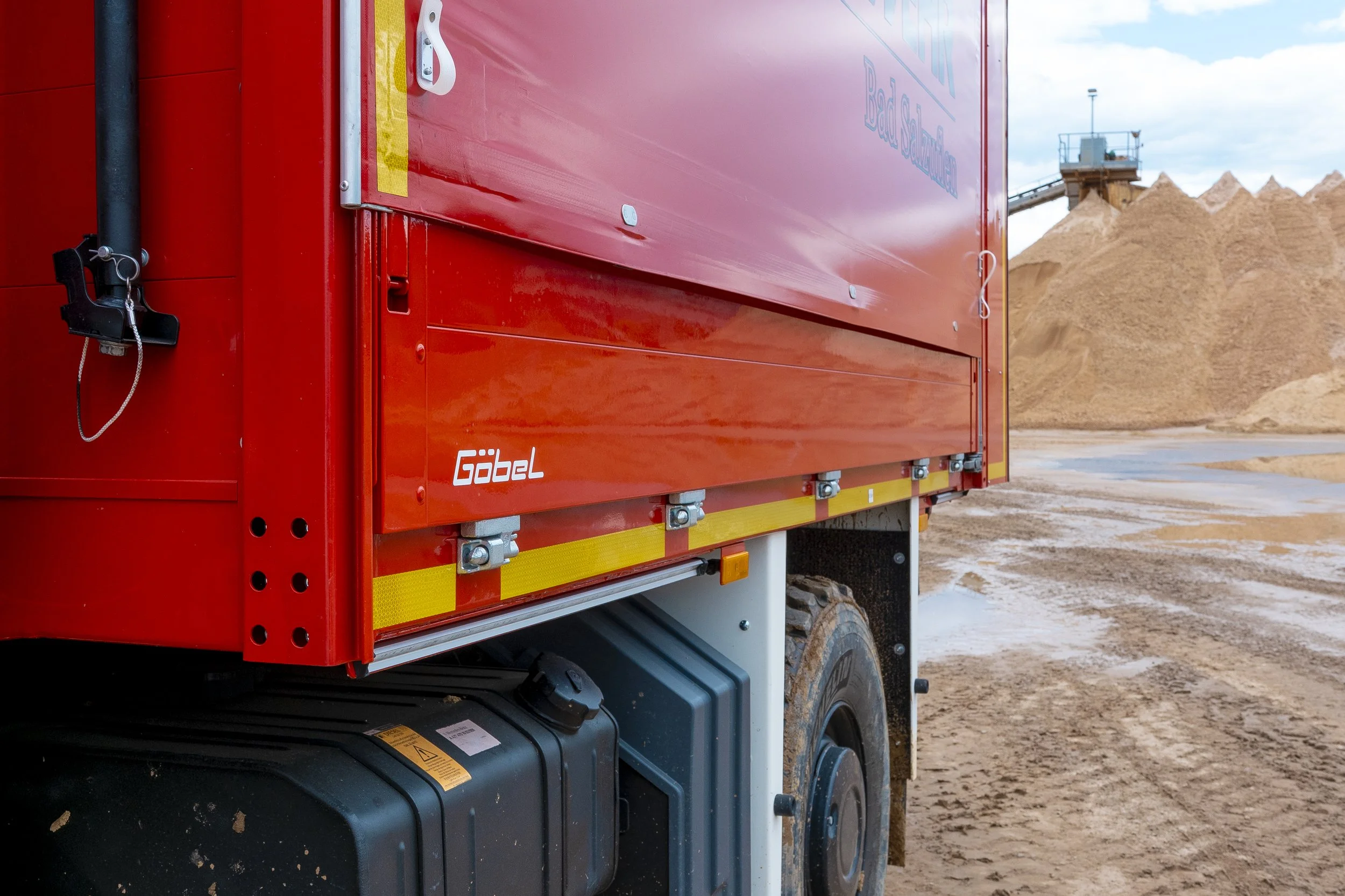 Mercedes Benz Einsatzfahrzeug der Feuerwehr Bad Salzufen aufgebaut von Göbel Fahrzeugbau Seitenansicht