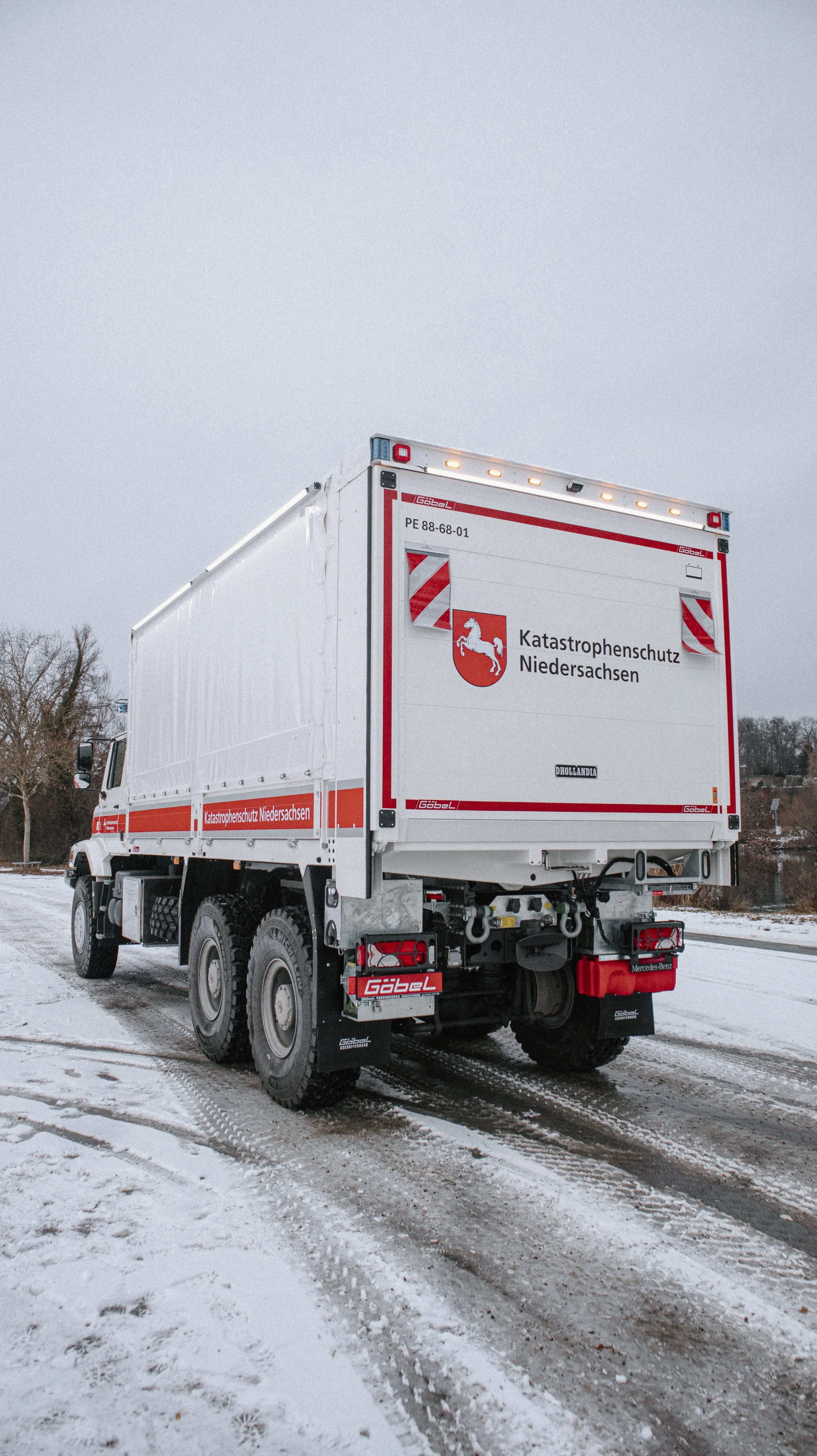 Weißer Mercedes Benz Zetros, Einsatzfahrzeug des Katastrophenschutzes Niedersachsen aufgebaut von Göbel Fahrzeugbau, Heckansicht 