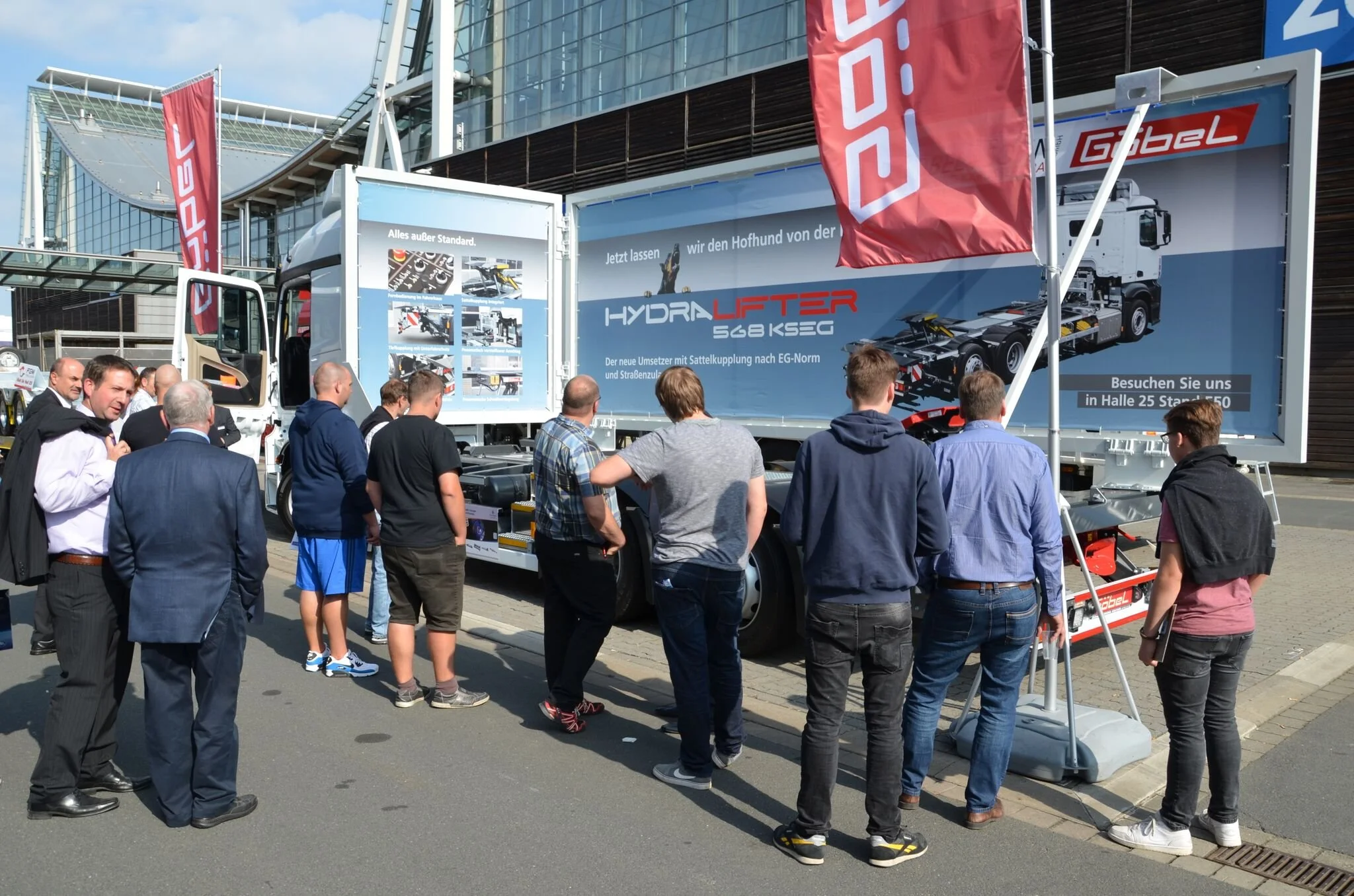 iaa_2016_hydralifter_mit_besucher-1.jpg