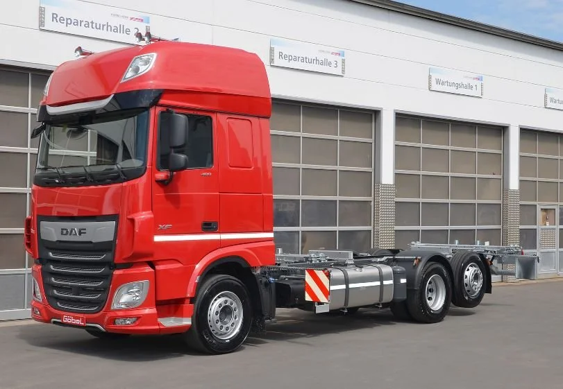 DAF - Volumenlifter 560 L verzinkt mit Warnschildern