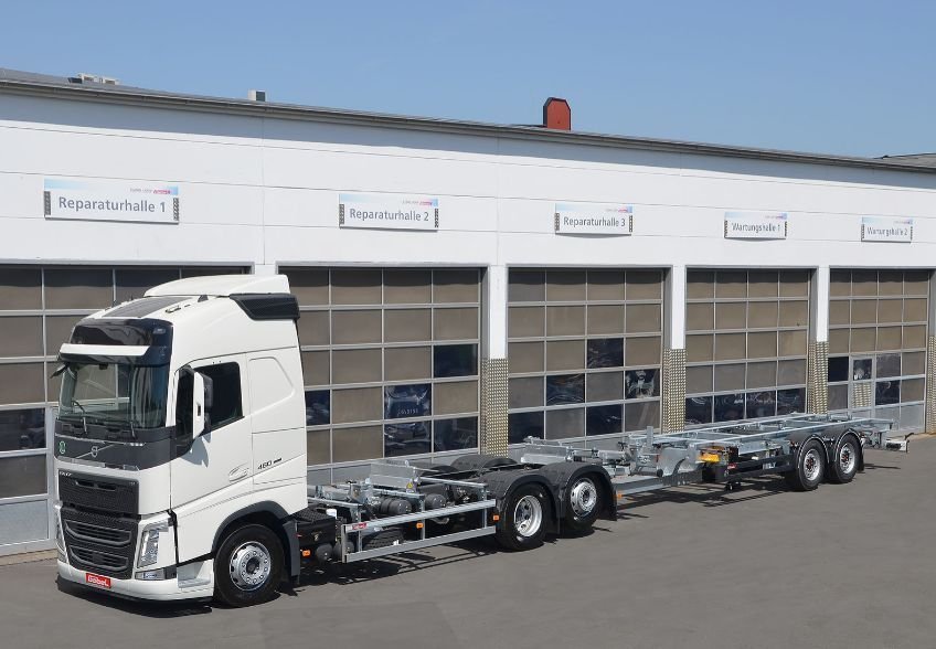 Volvo - Mechaniklifter 565 DT mit Drehadapter, Tiefkupplung und Tandemanhänger