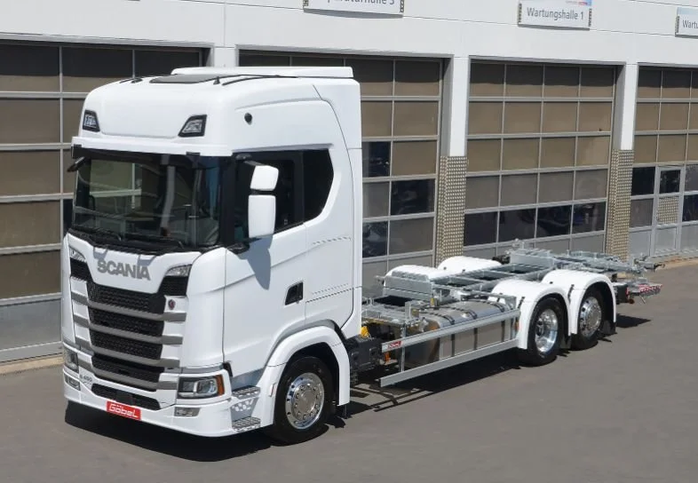 Scania - Mechaniklifter 565 DLT mit Drehadapter, Ladebordwand und Tiefkupplung