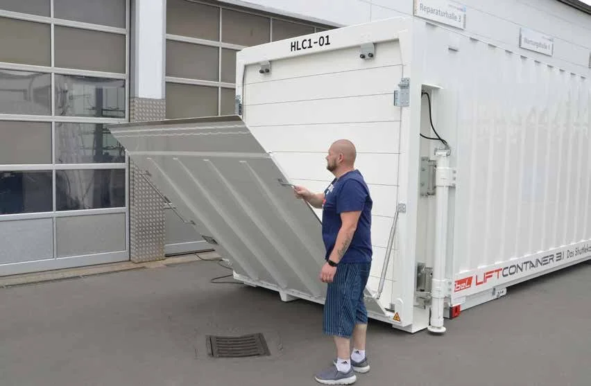 Laderampe mit Gasdruckfedern mit einer Tragfähigkeit bis zu 2.500 kg. Serienmäßig mit Rolltor ausgestattet.