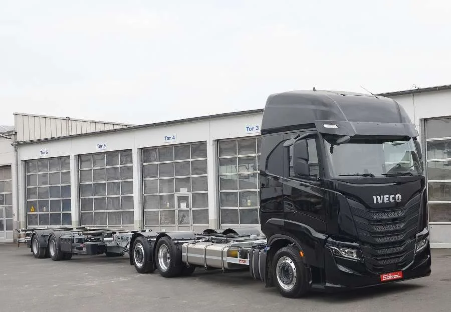 Iveco - Volumenlifter 560 T mit Tandemanhänger