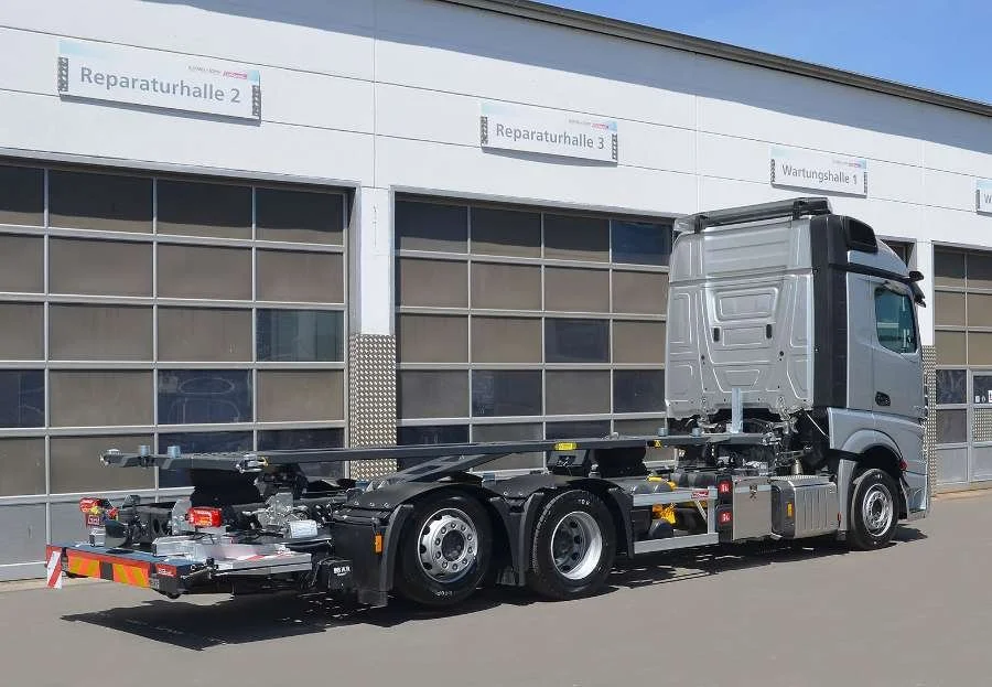 MB ACTROS - Airlifter 657 L mit Ladebordwand